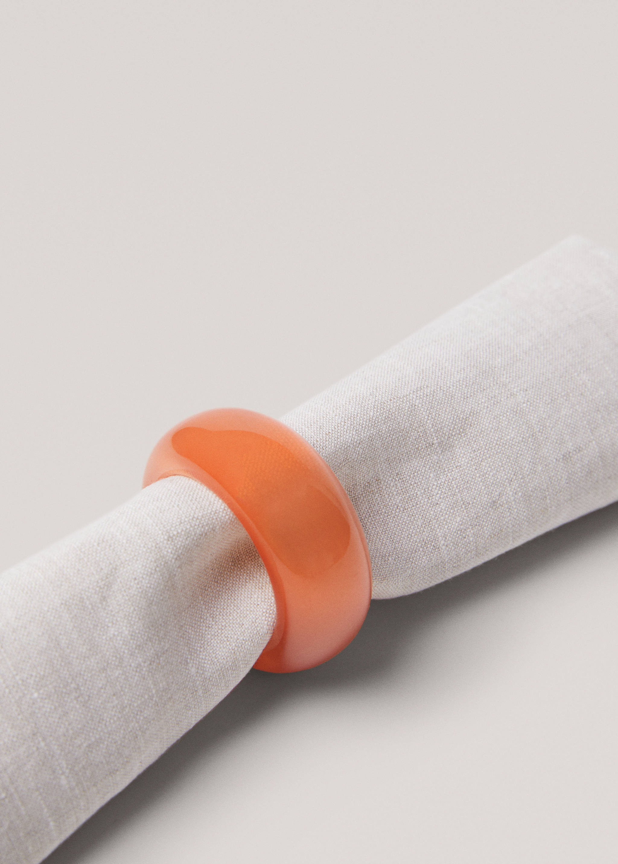 Pack of 4 coloured napkin rings - Details of the article 2