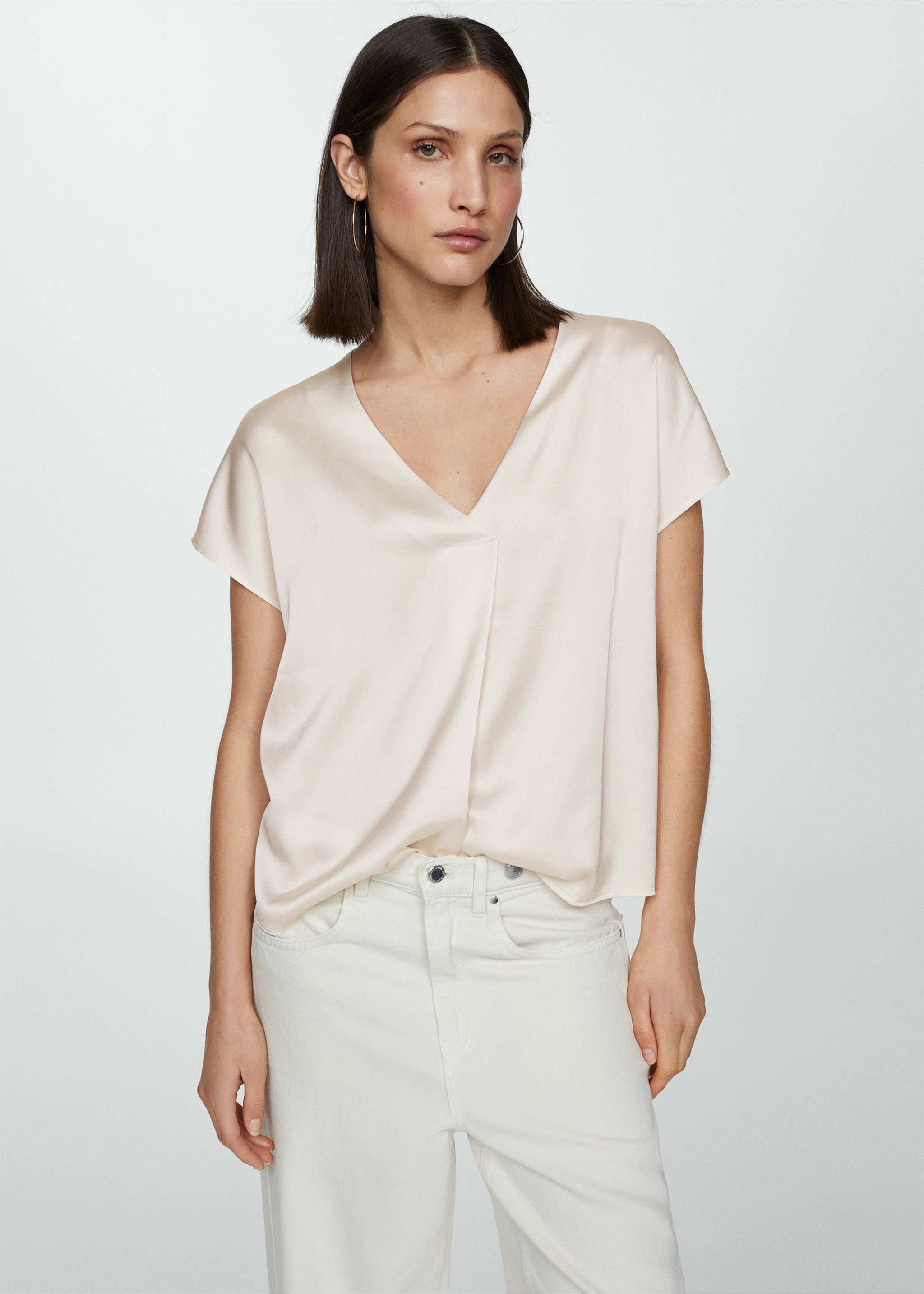 새틴 브이넥 티셔츠 - 중간 평면도, 베이지. Ref: 67076755-00.