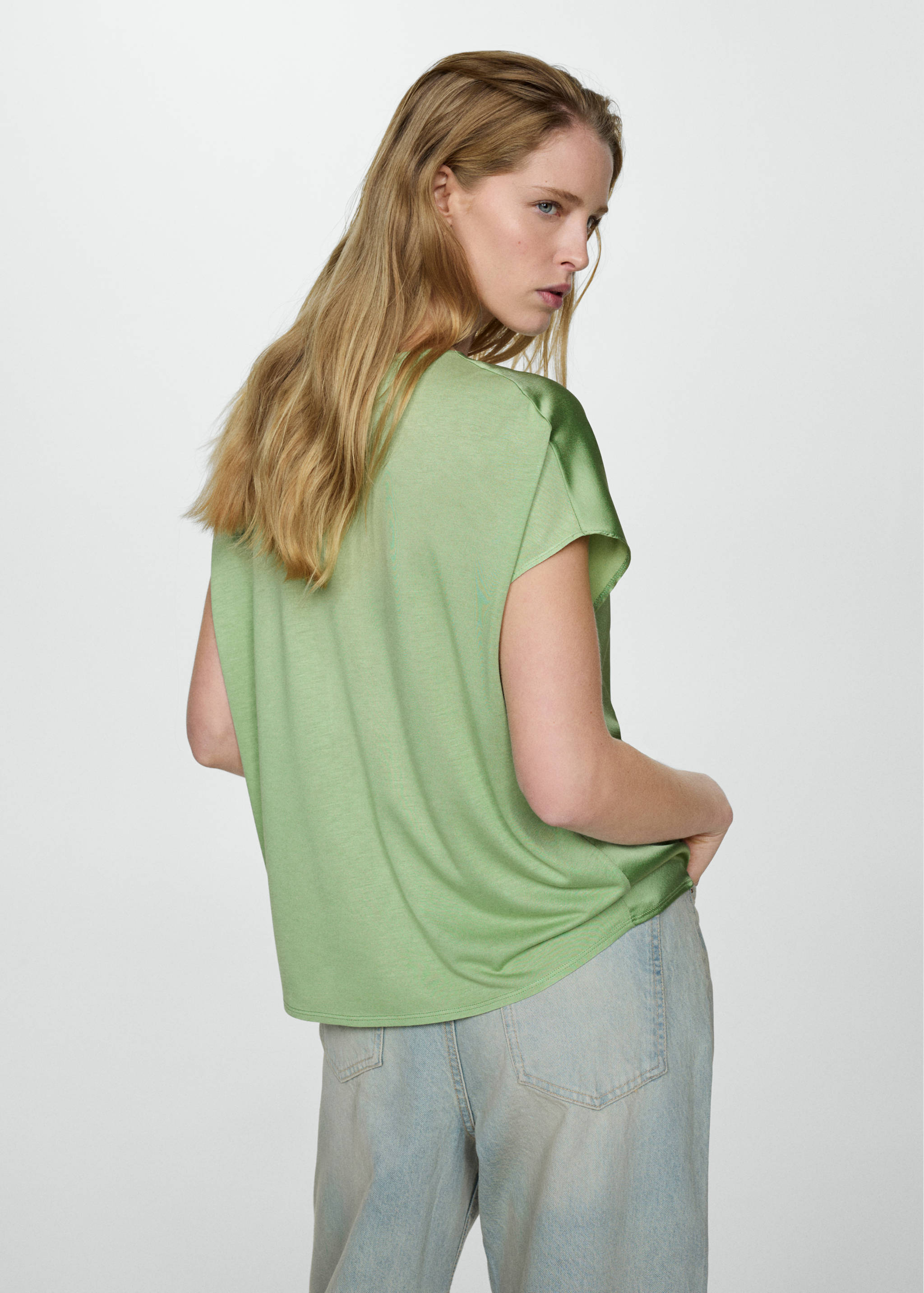 Satin V-neck t-shirt - Reverse of the article