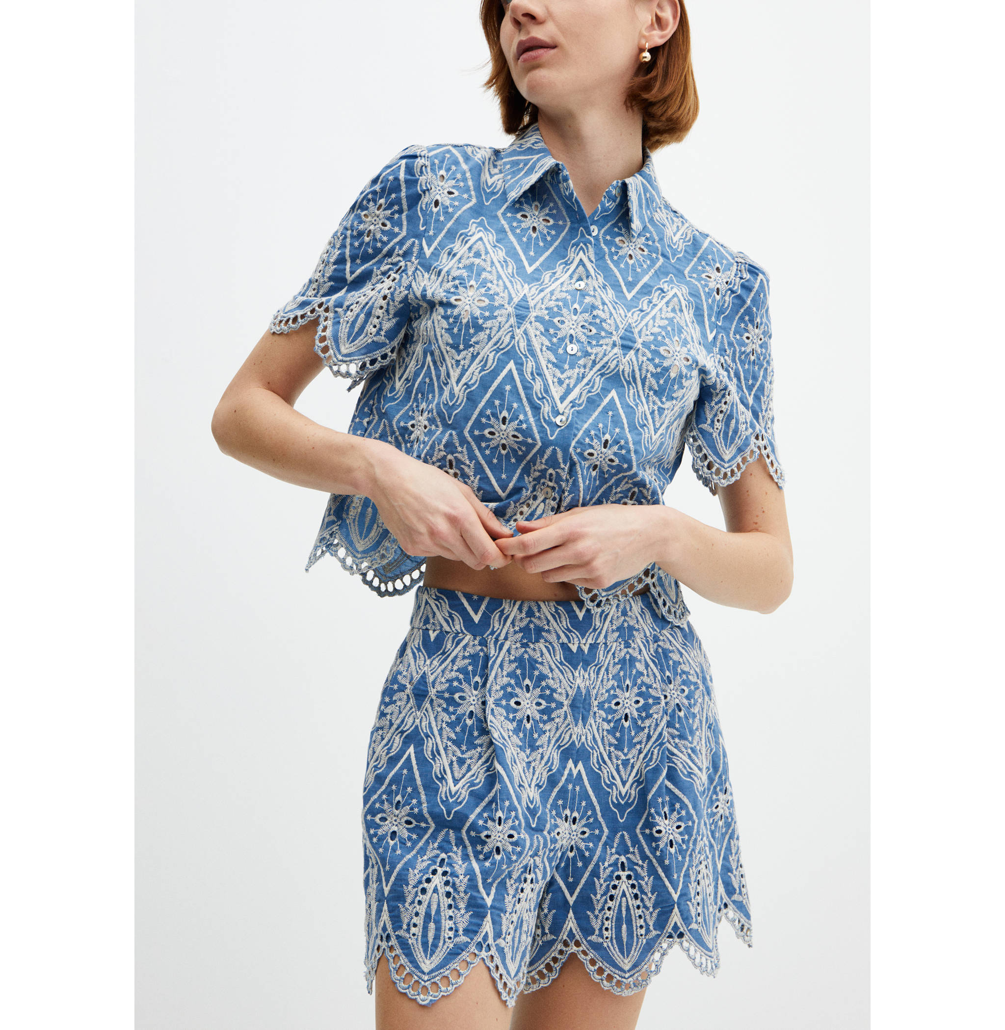 Embroidered shorts with lace accents - Medium plane