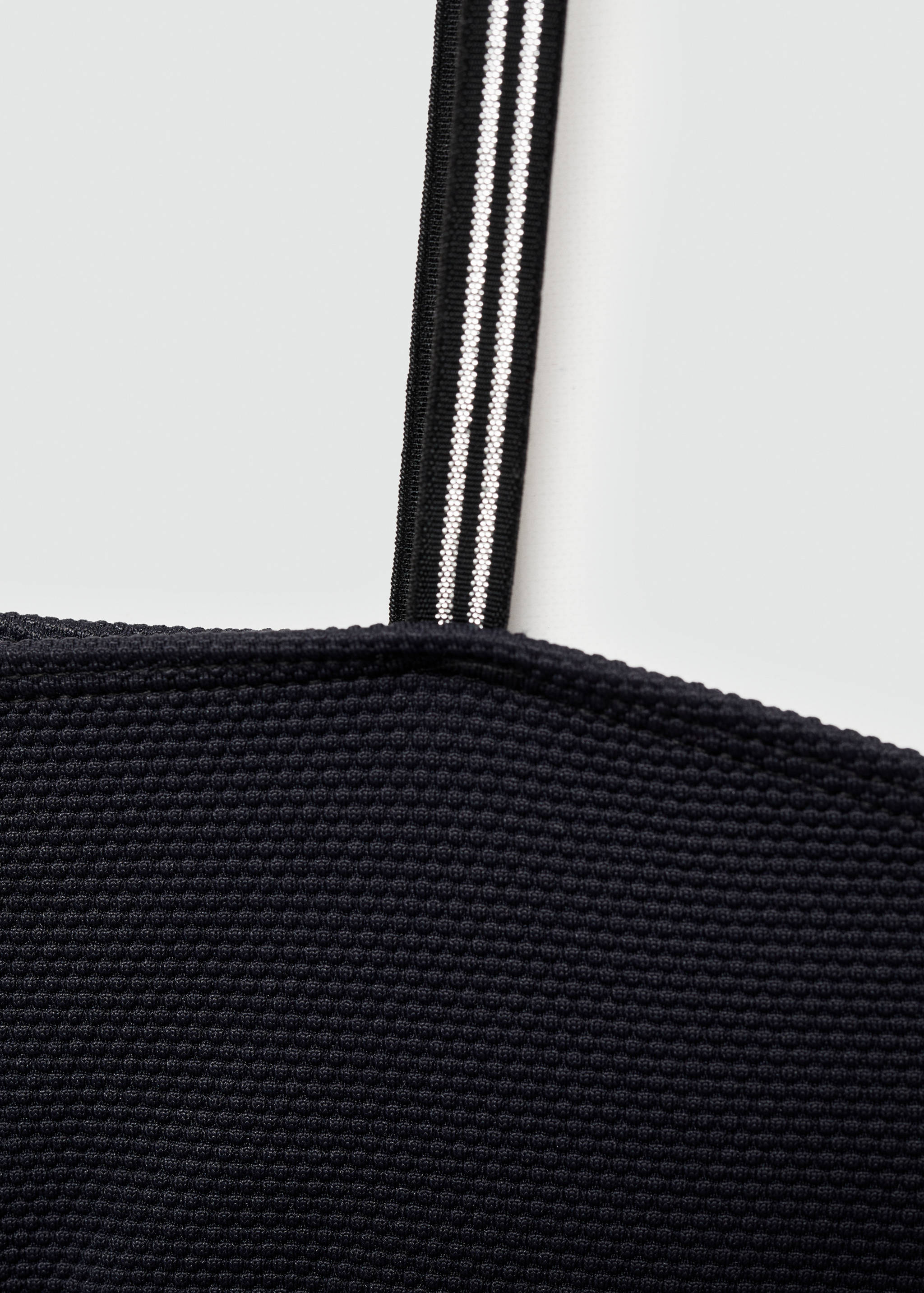 Biquíni com textura assimétrico - Pormenor do artigo 8