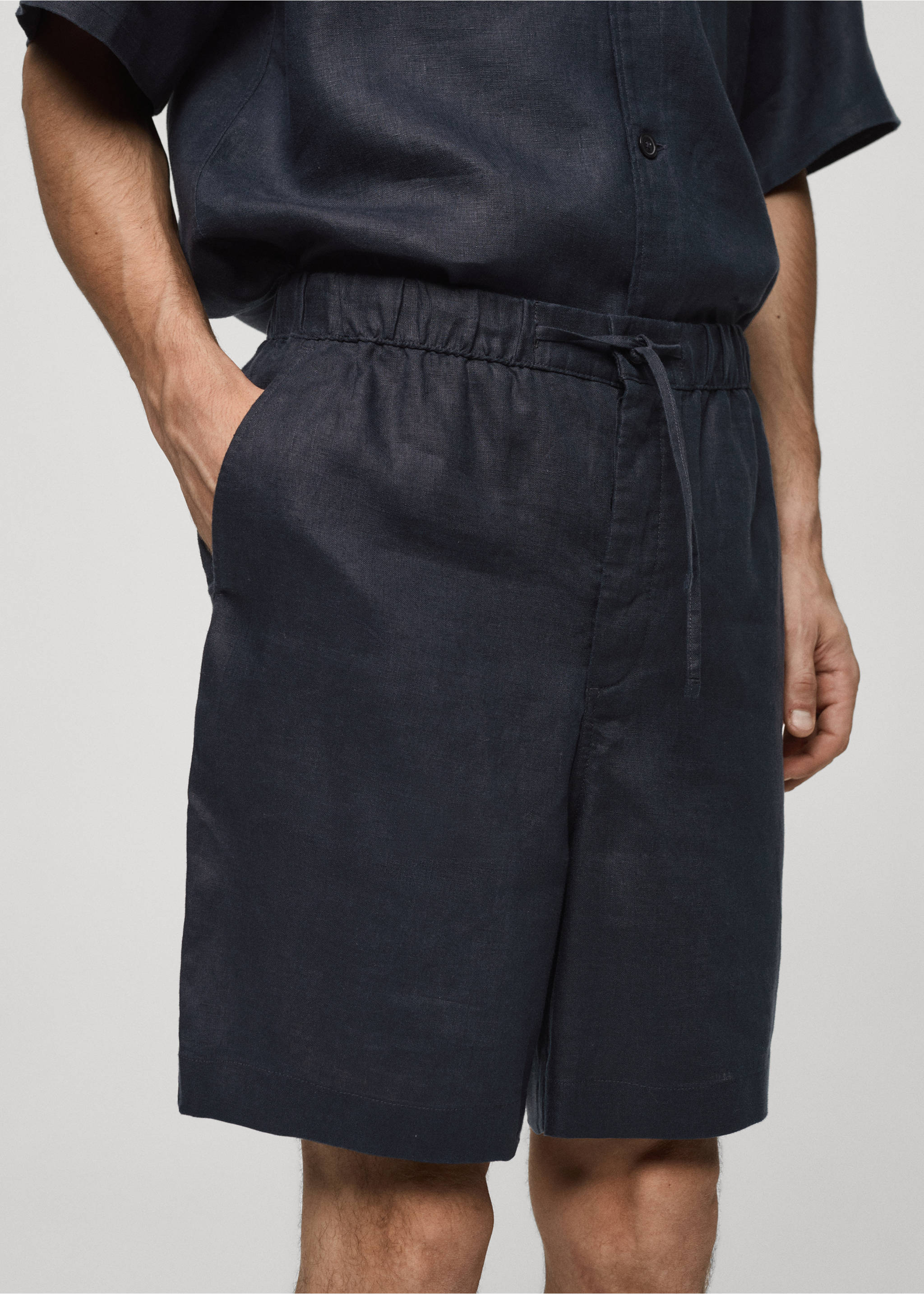 100% linen bermuda shorts with drawstring - Details of the article 1, Navy. Ref: 67079218-01.