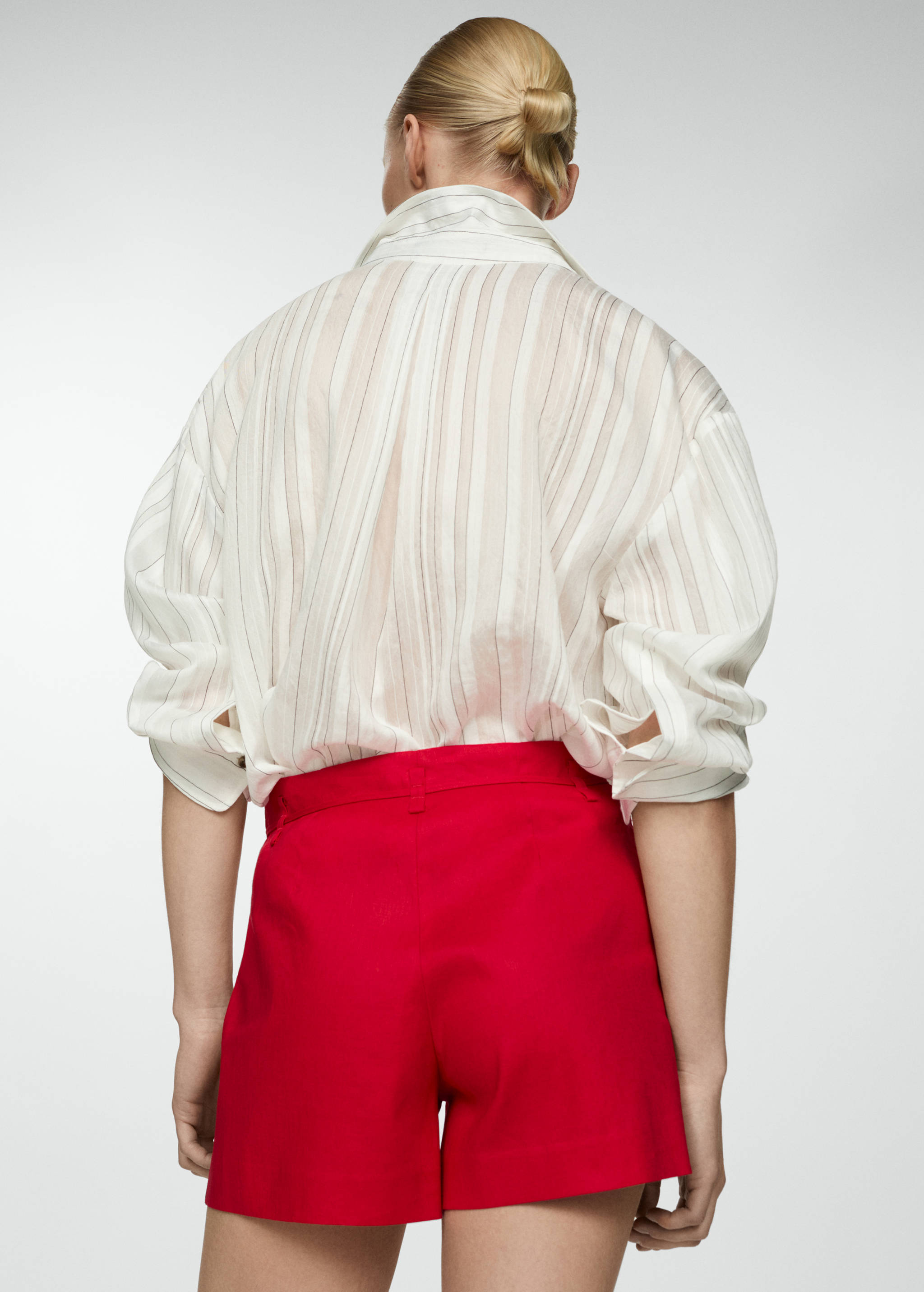 Linen shorts with bow - Reverse of the article