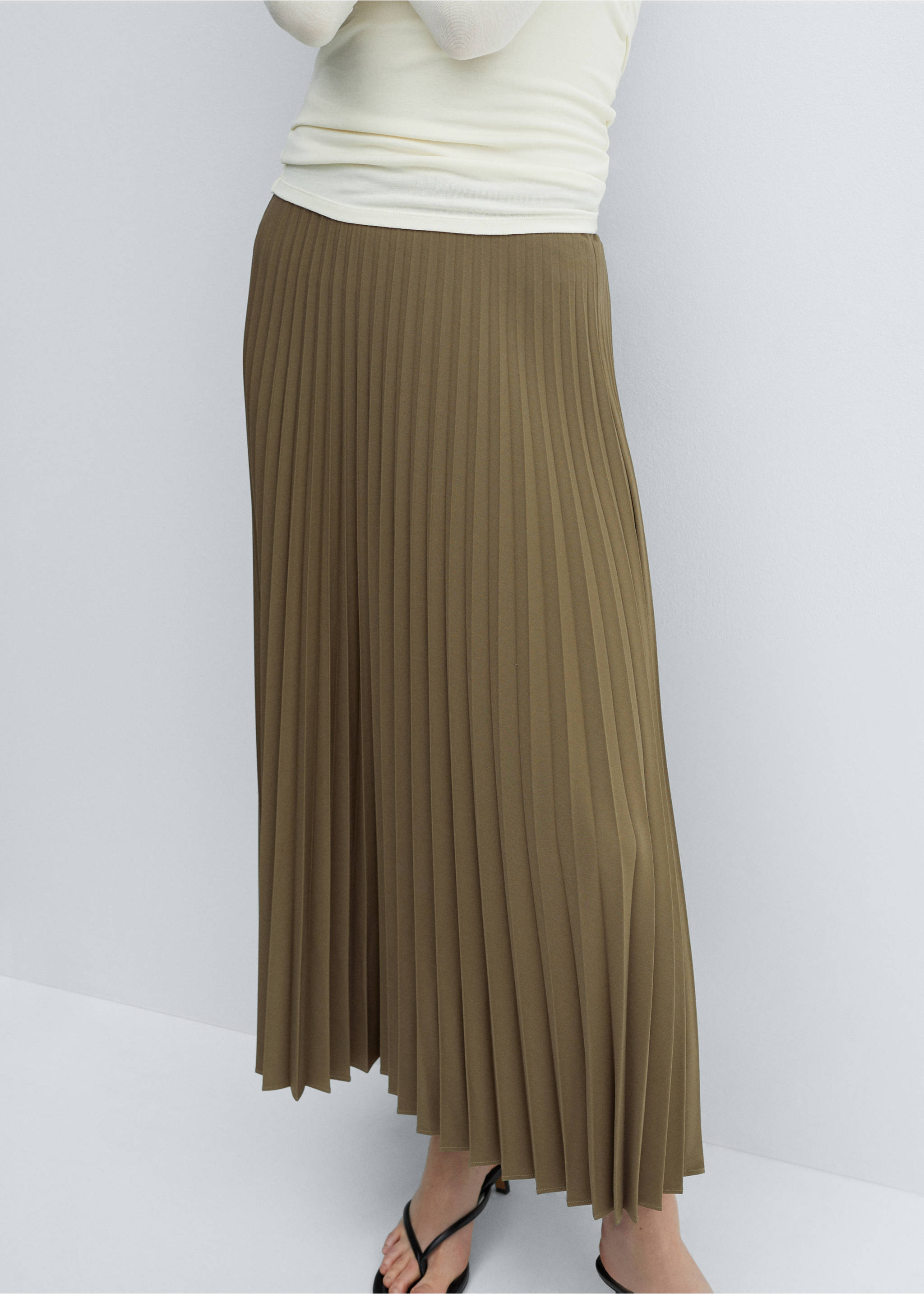 Pleated long skirt - Medium plane, Green. Ref: 67080460-00.
