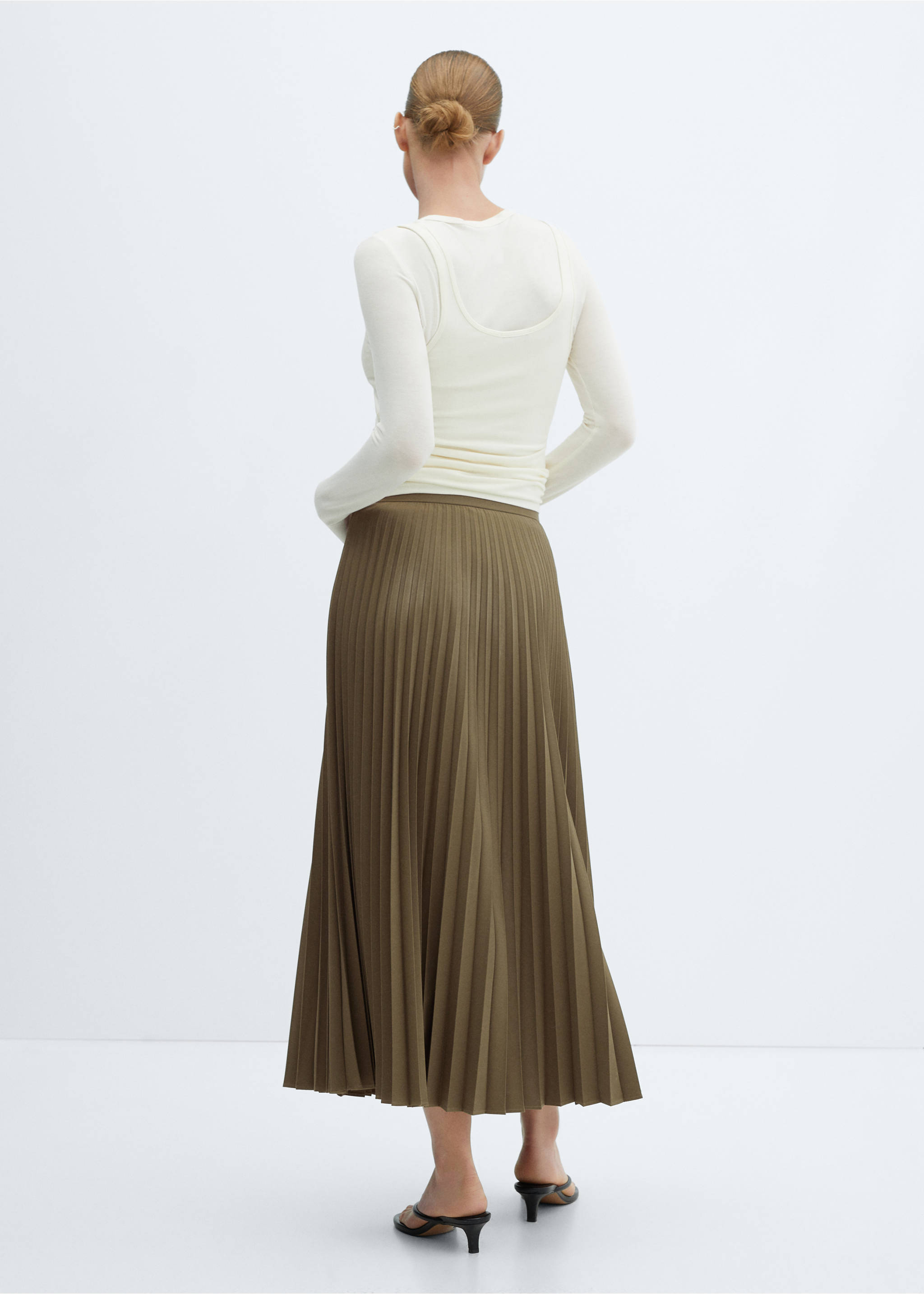 Pleated long skirt - Reverse of the article, Green. Ref: 67080460-00.