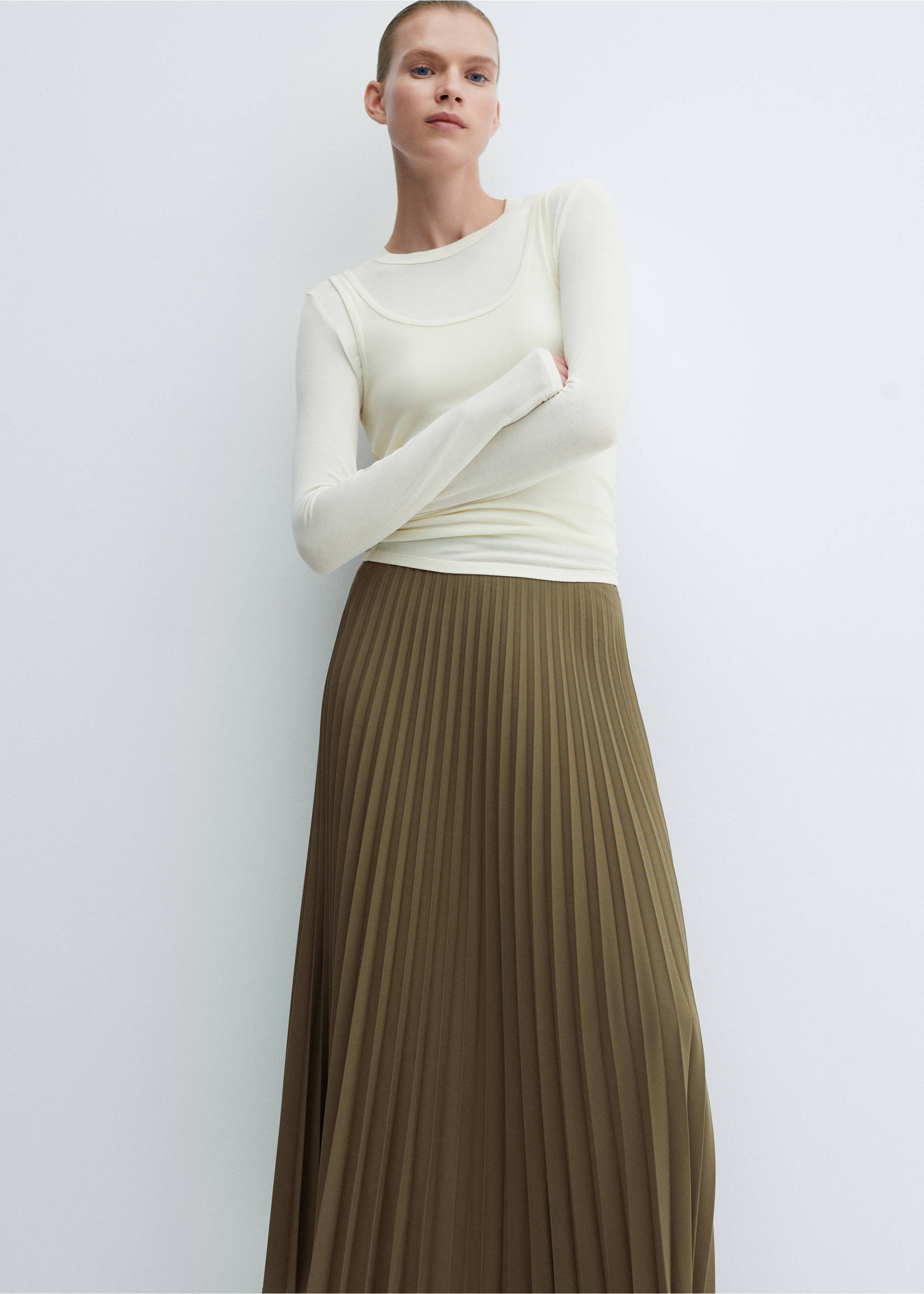 Pleated long skirt - Details of the article 1, Green. Ref: 67080460-00.