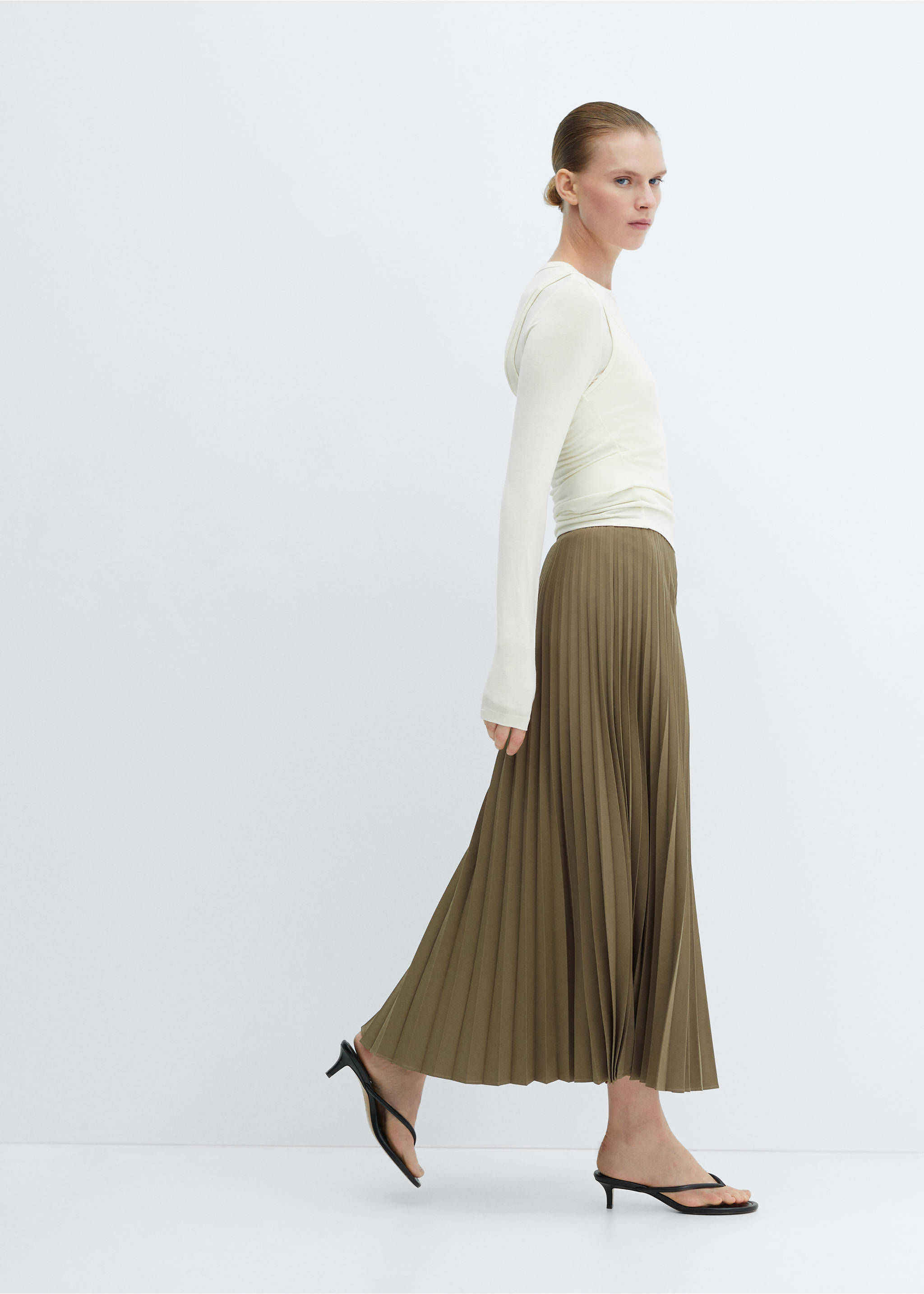 Pleated long skirt - Details of the article 2, Green. Ref: 67080460-00.