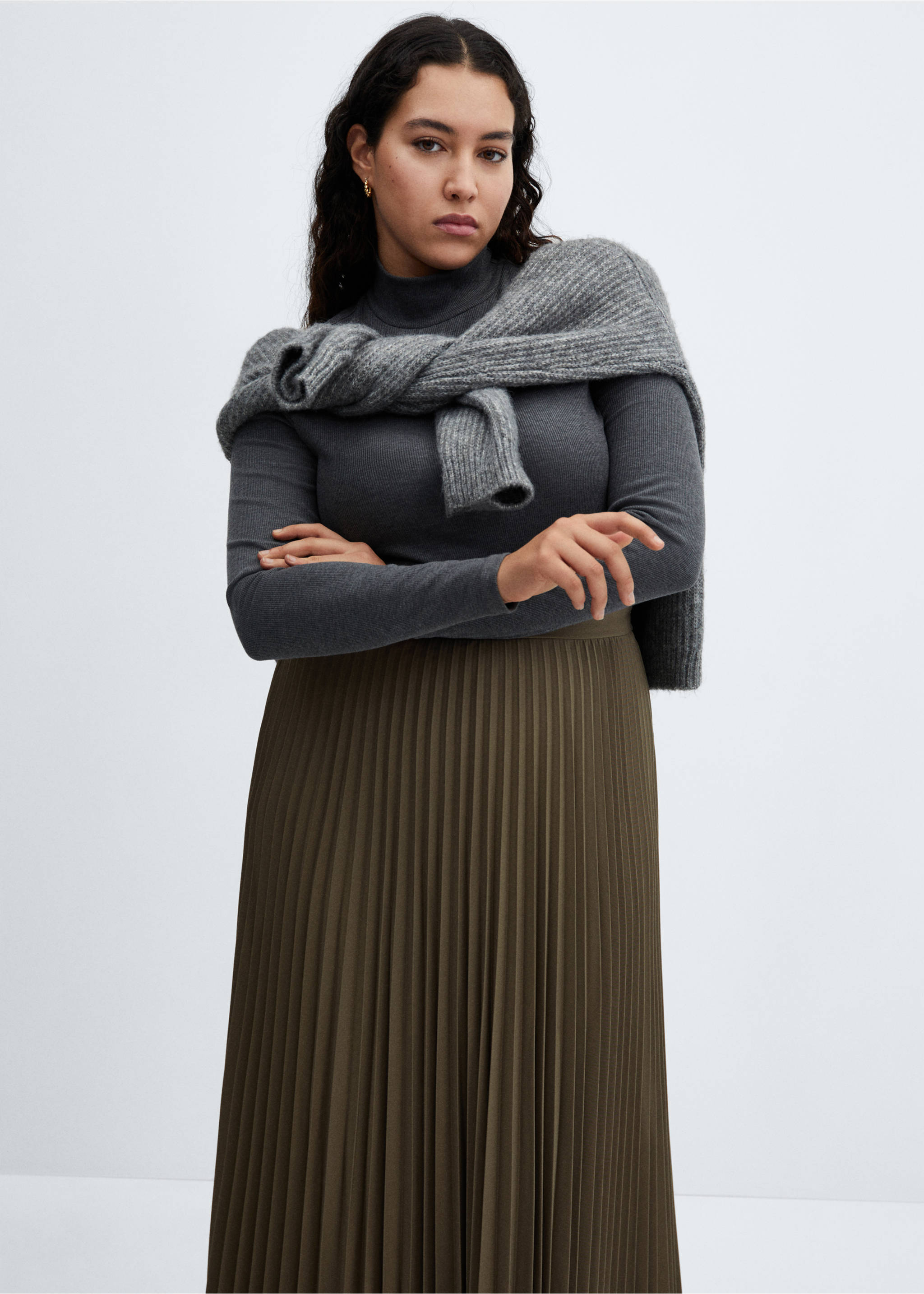 Pleated long skirt - Details of the article 5, Green. Ref: 67080460-00.