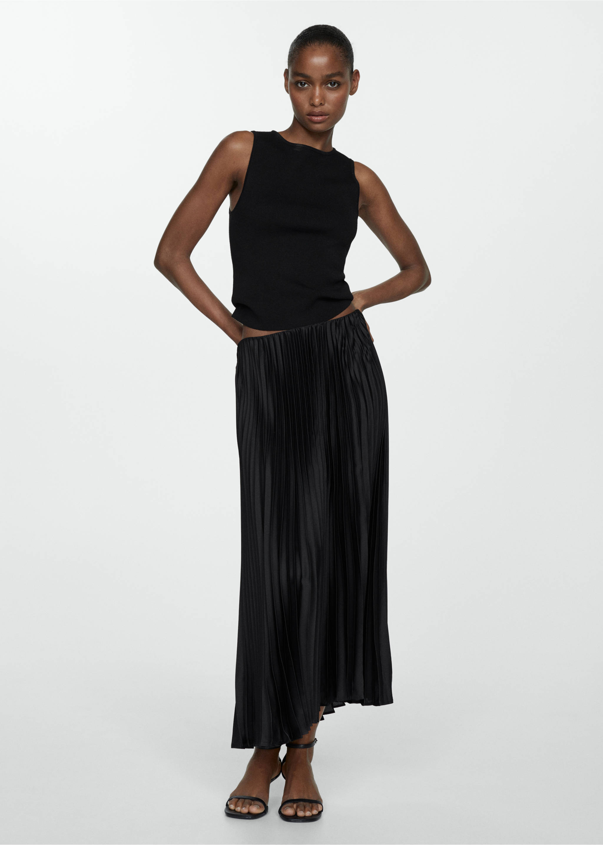 Satin pleated skirt - General plane, Black. Ref: 67080470-00.