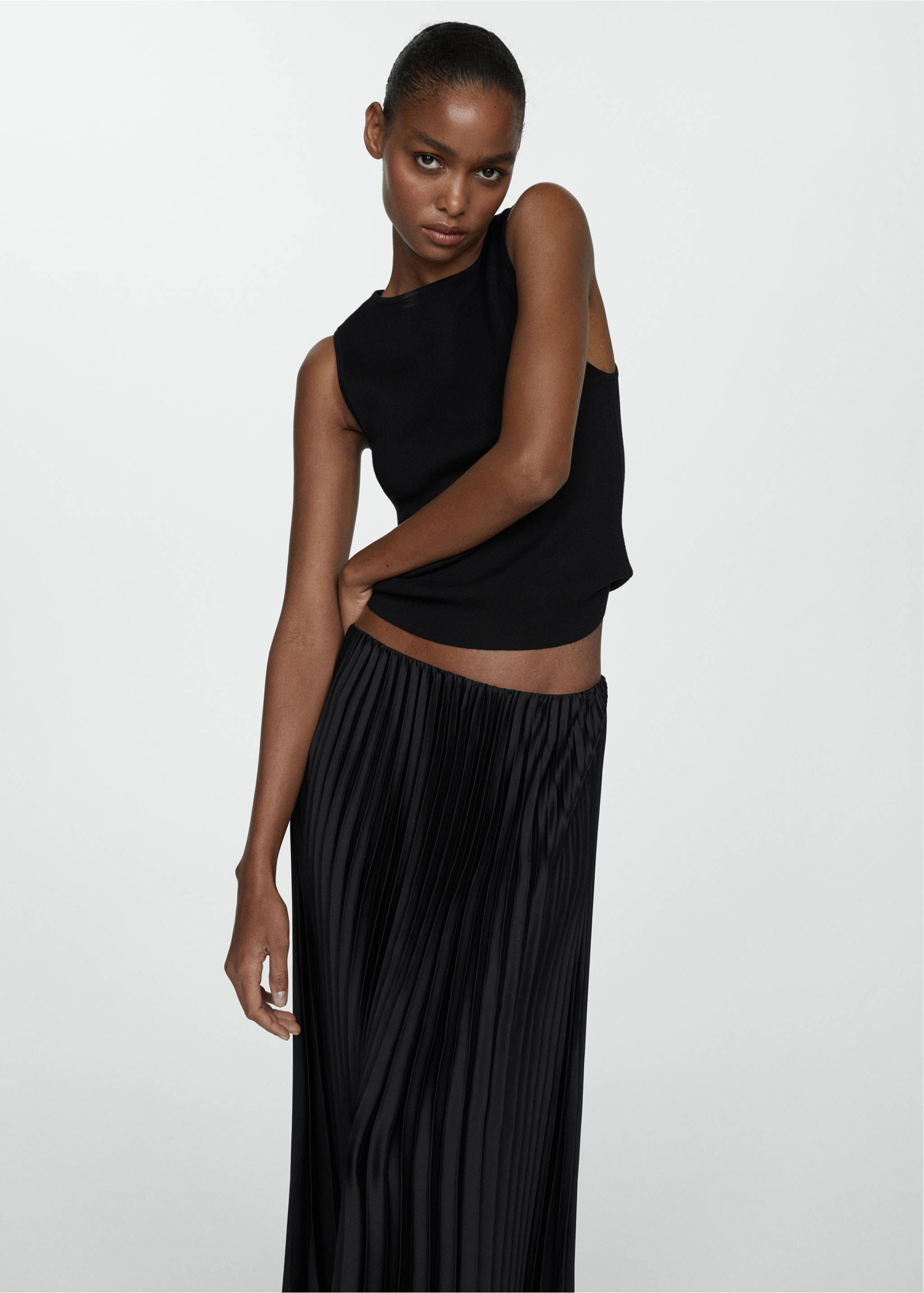 Satin pleated skirt - Details of the article 1, Black. Ref: 67080470-00.