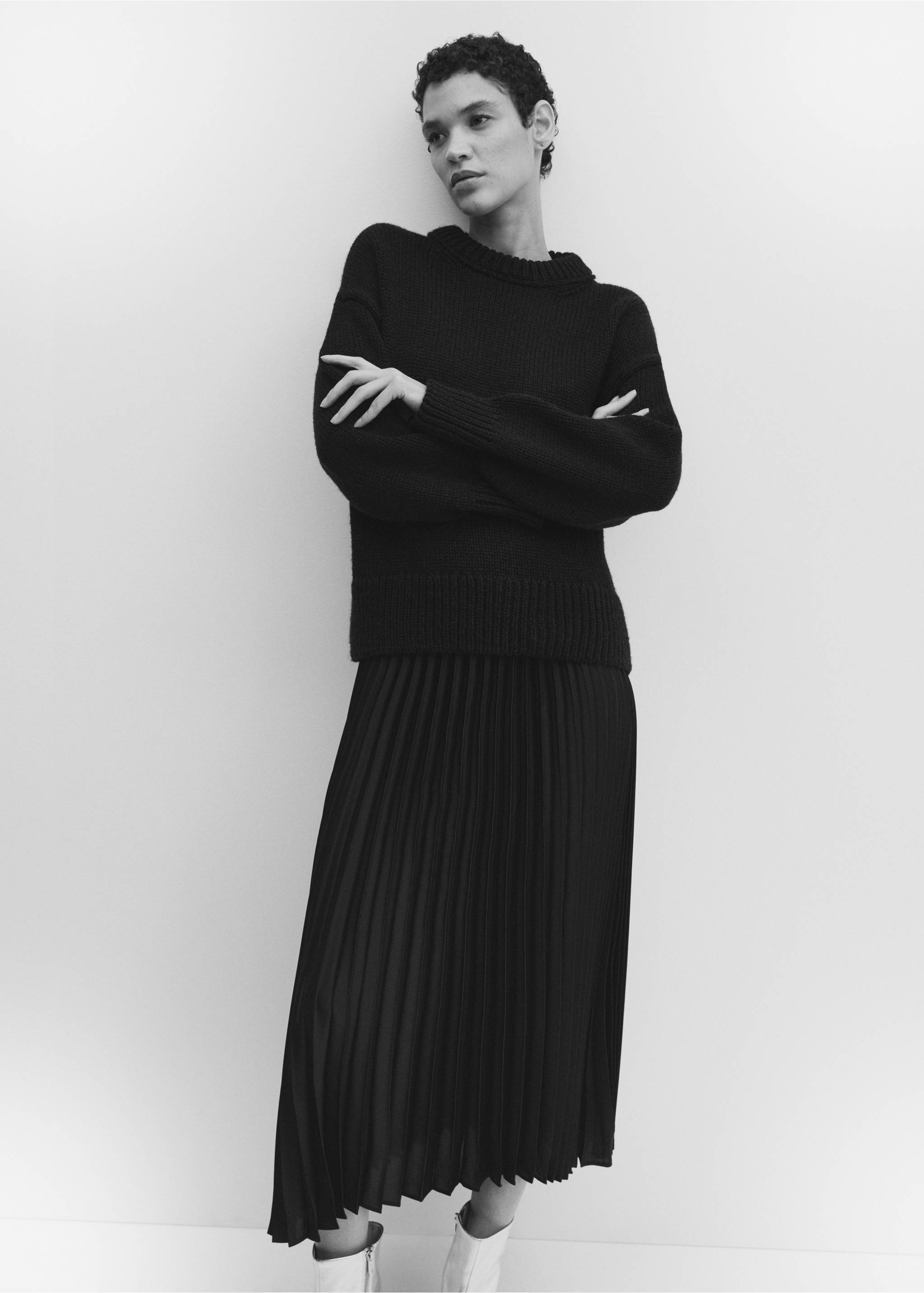 Satin pleated skirt - Details of the article 3, Black. Ref: 67080470-00.