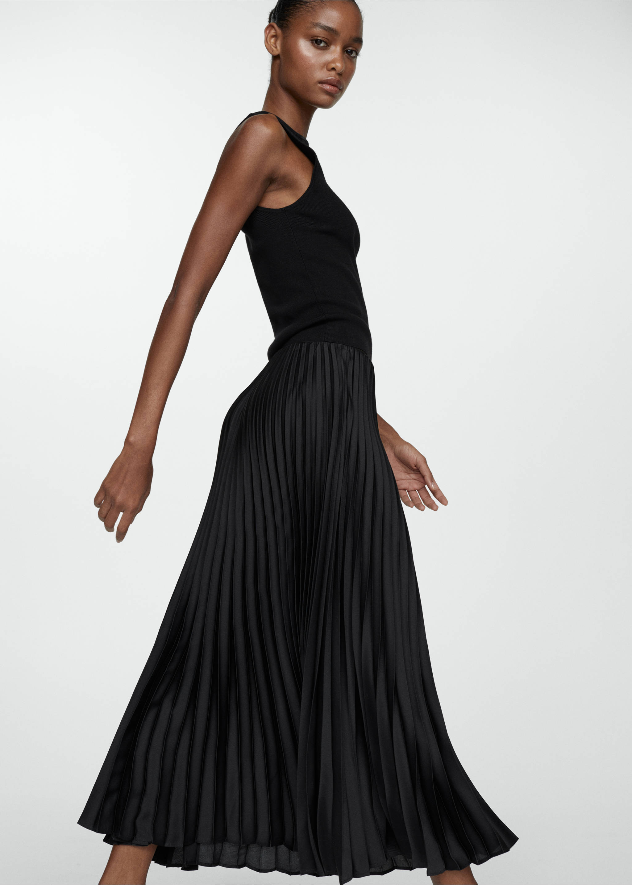 Satin pleated skirt - Details of the article 2, Black. Ref: 67080470-00.