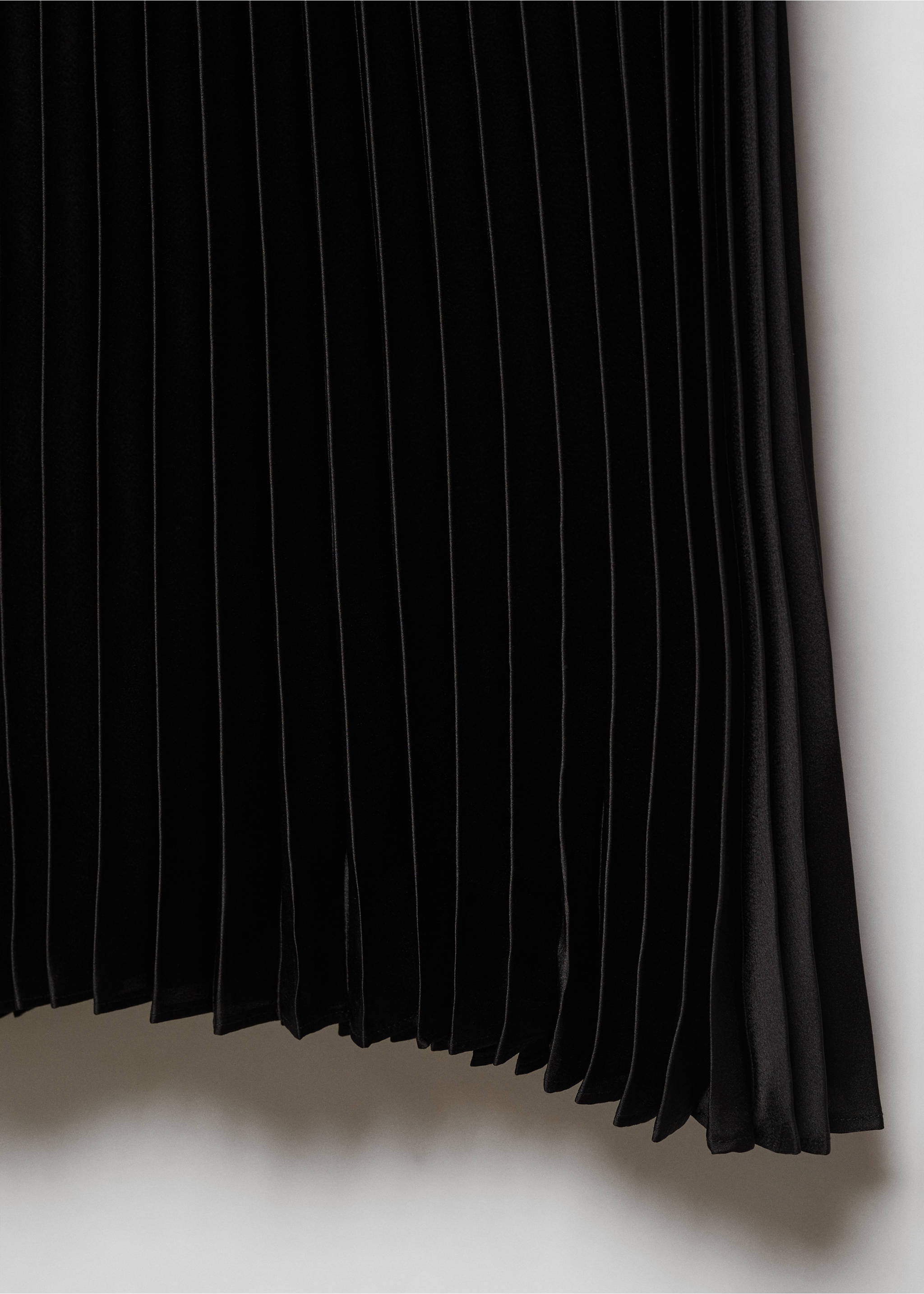 Satin pleated skirt - Details of the article 8, Black. Ref: 67080470-00.