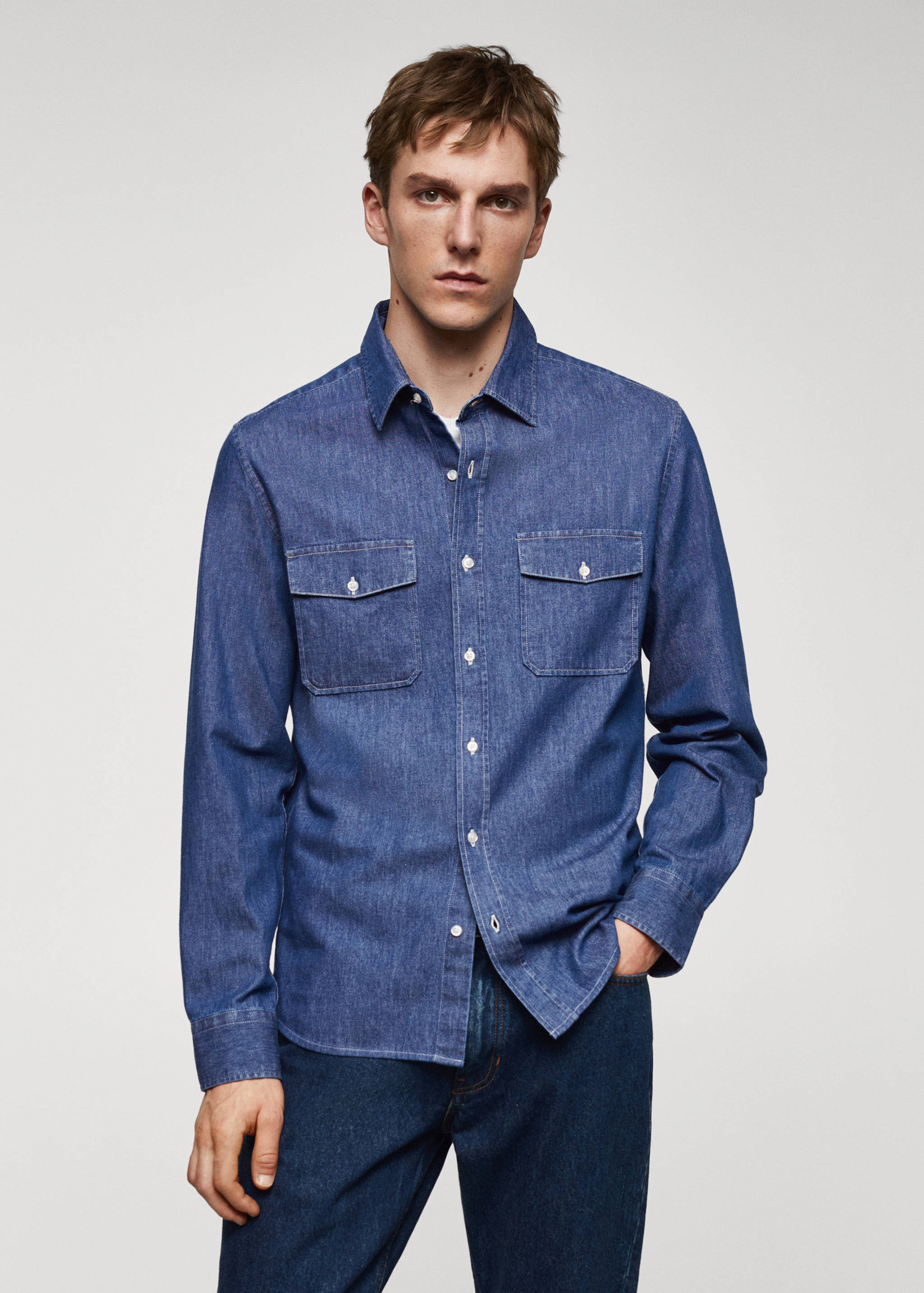 Sobrecamisa denim bolsillos - Plano medio