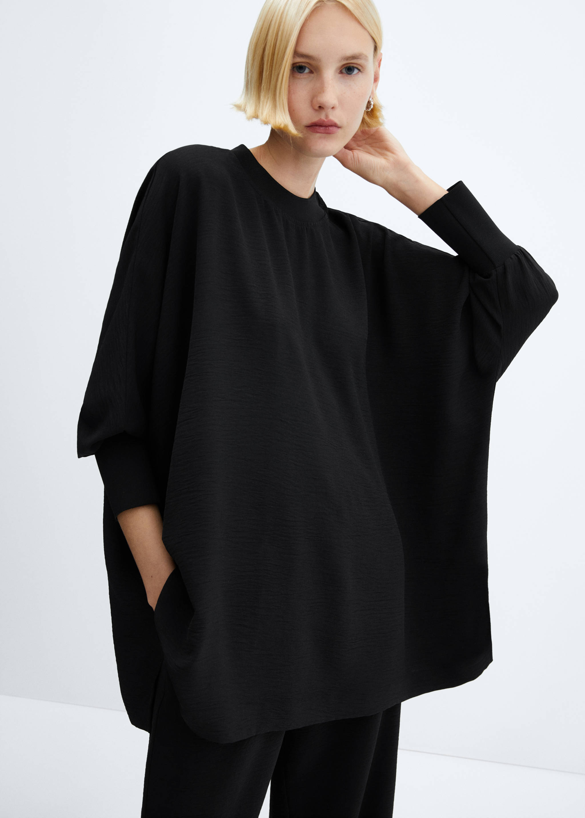 Sudadera oversize textura - Plano medio