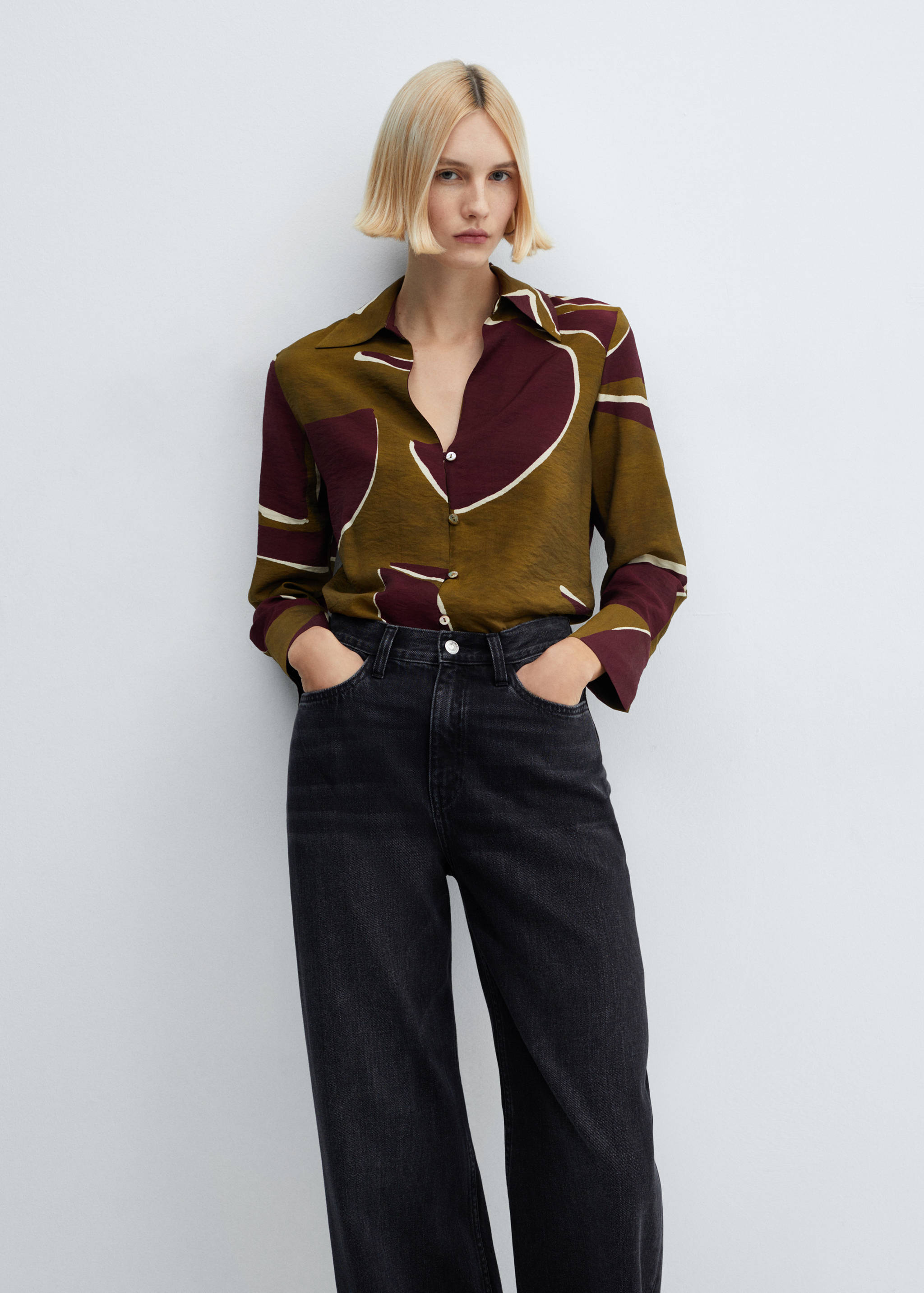 Camisa satinada estampada - Plano medio