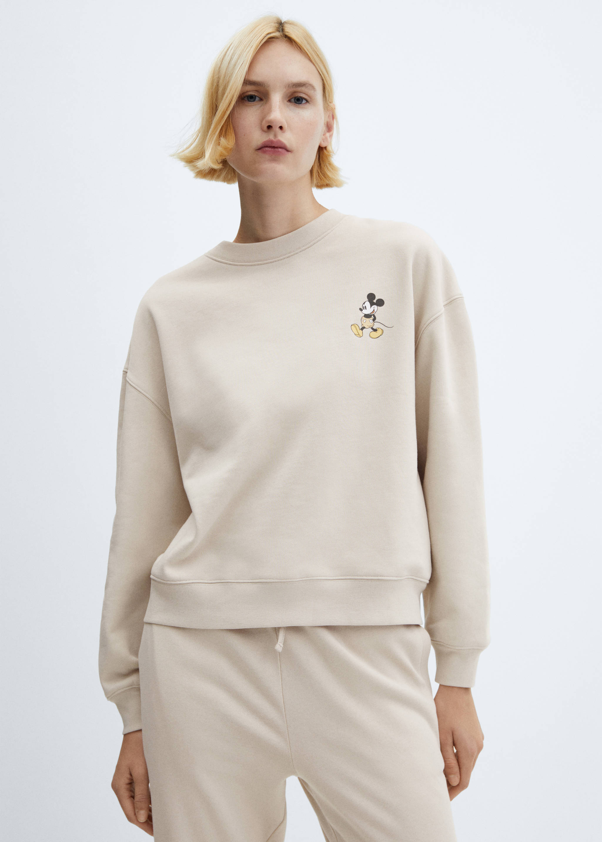 Толстовка Микки Маус - Средний план