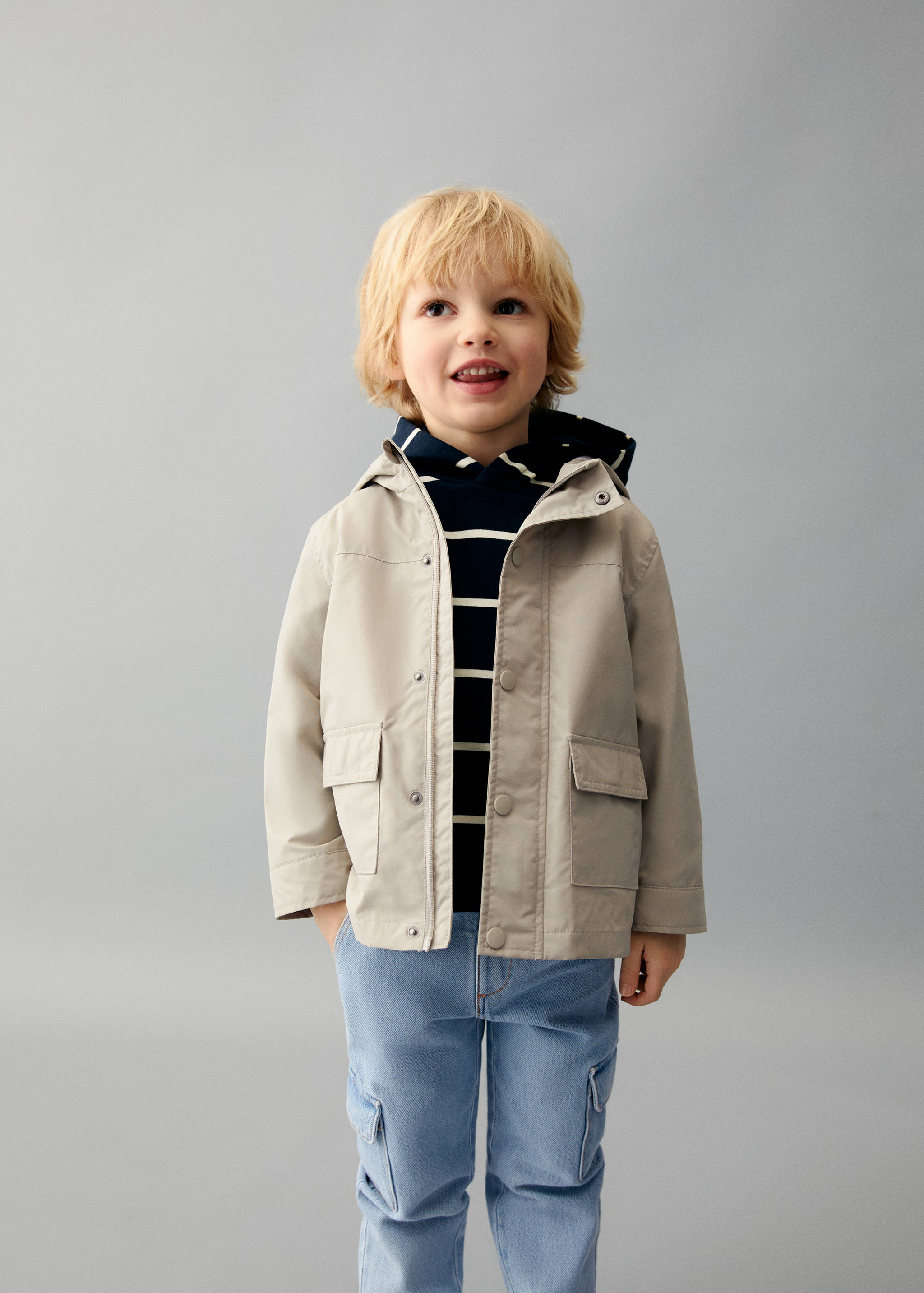 Parca com bolsos e capuz - Plano médio