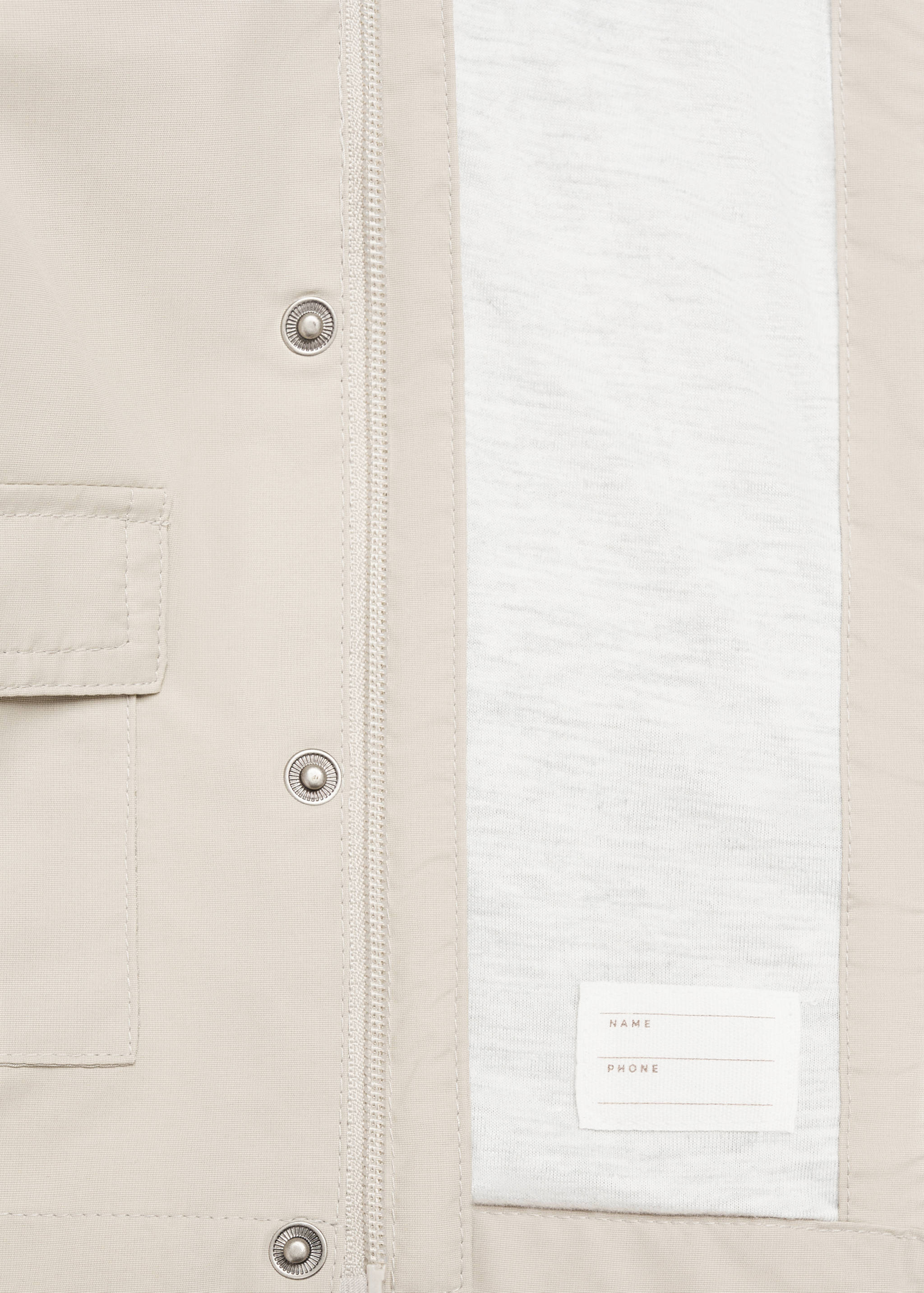 Parca com bolsos e capuz - Pormenor do artigo 8