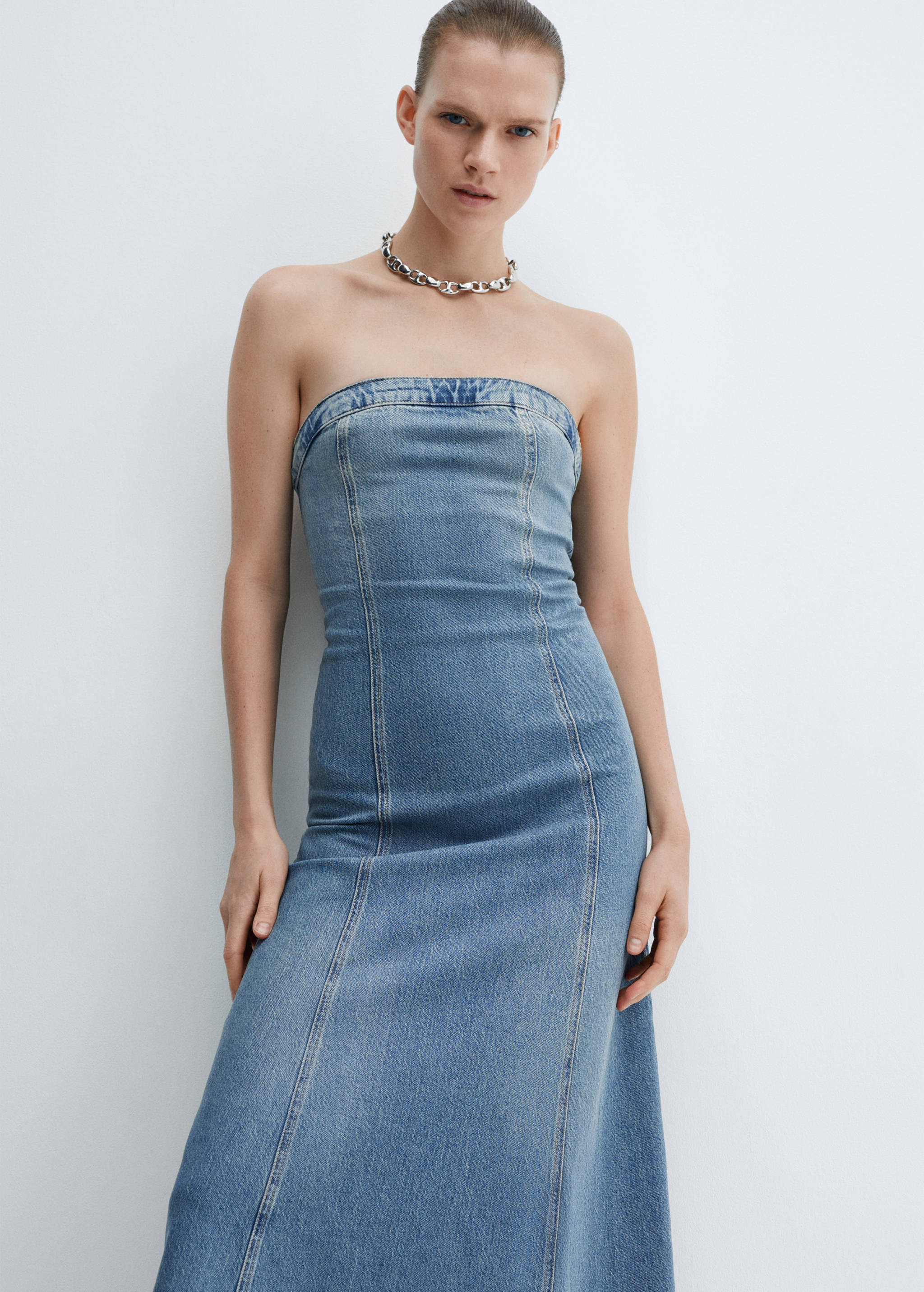 Robe bustier en jean - Plan moyen
