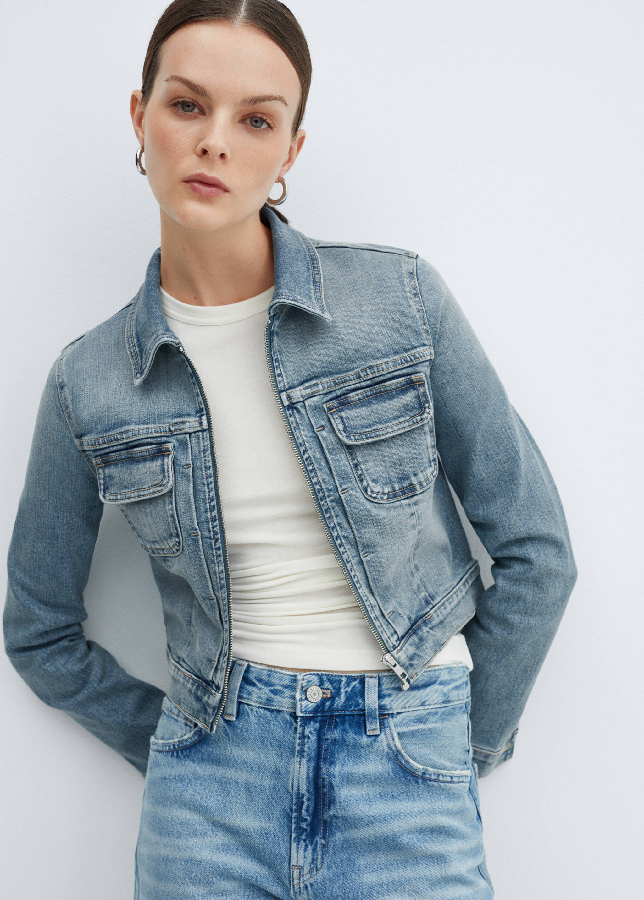 Blouson en jean crop fermeture Éclair - Plan moyen