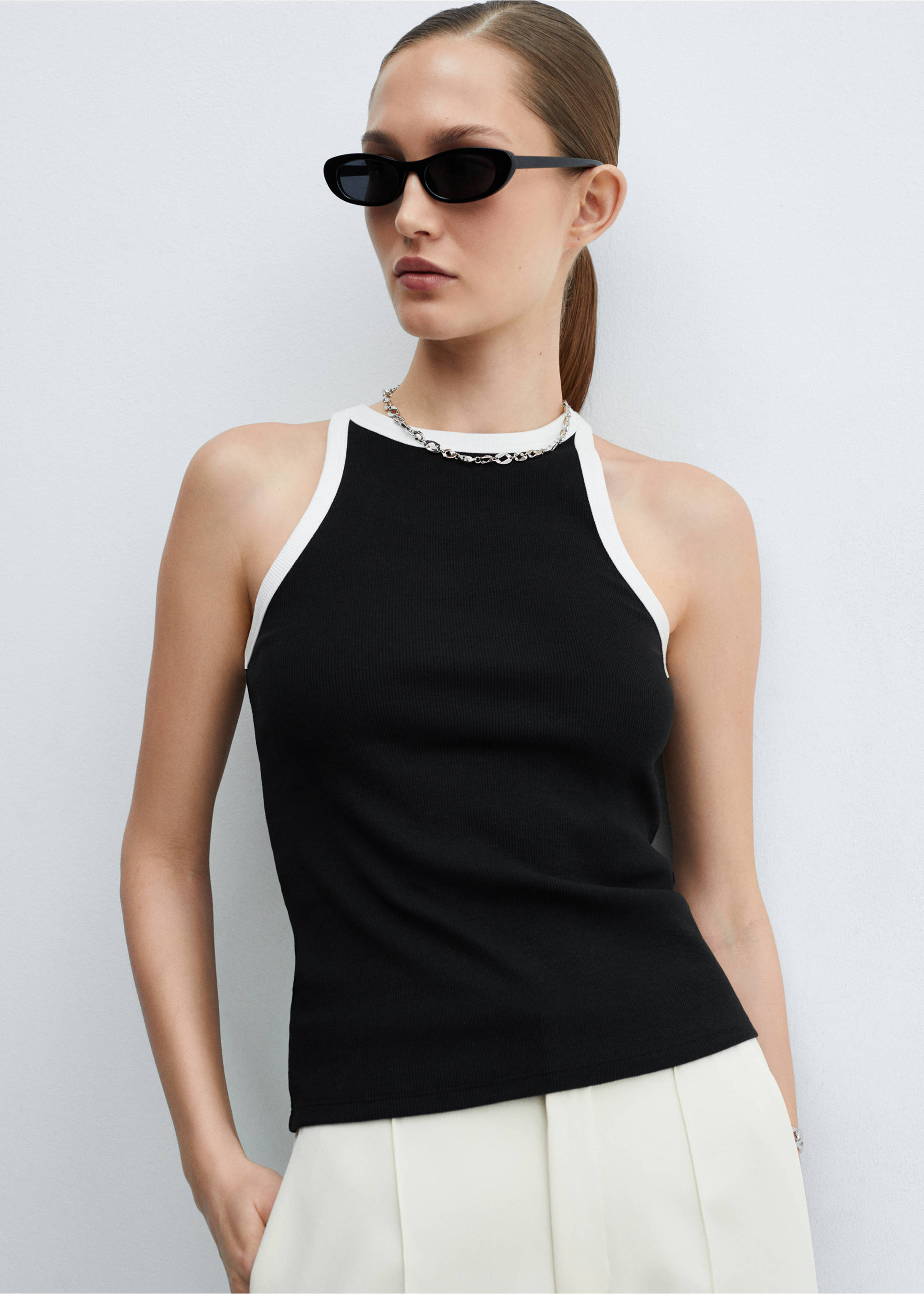 Top liserés contrastants - Détail de l'article 2, Noir. Ref: 67085744-00.