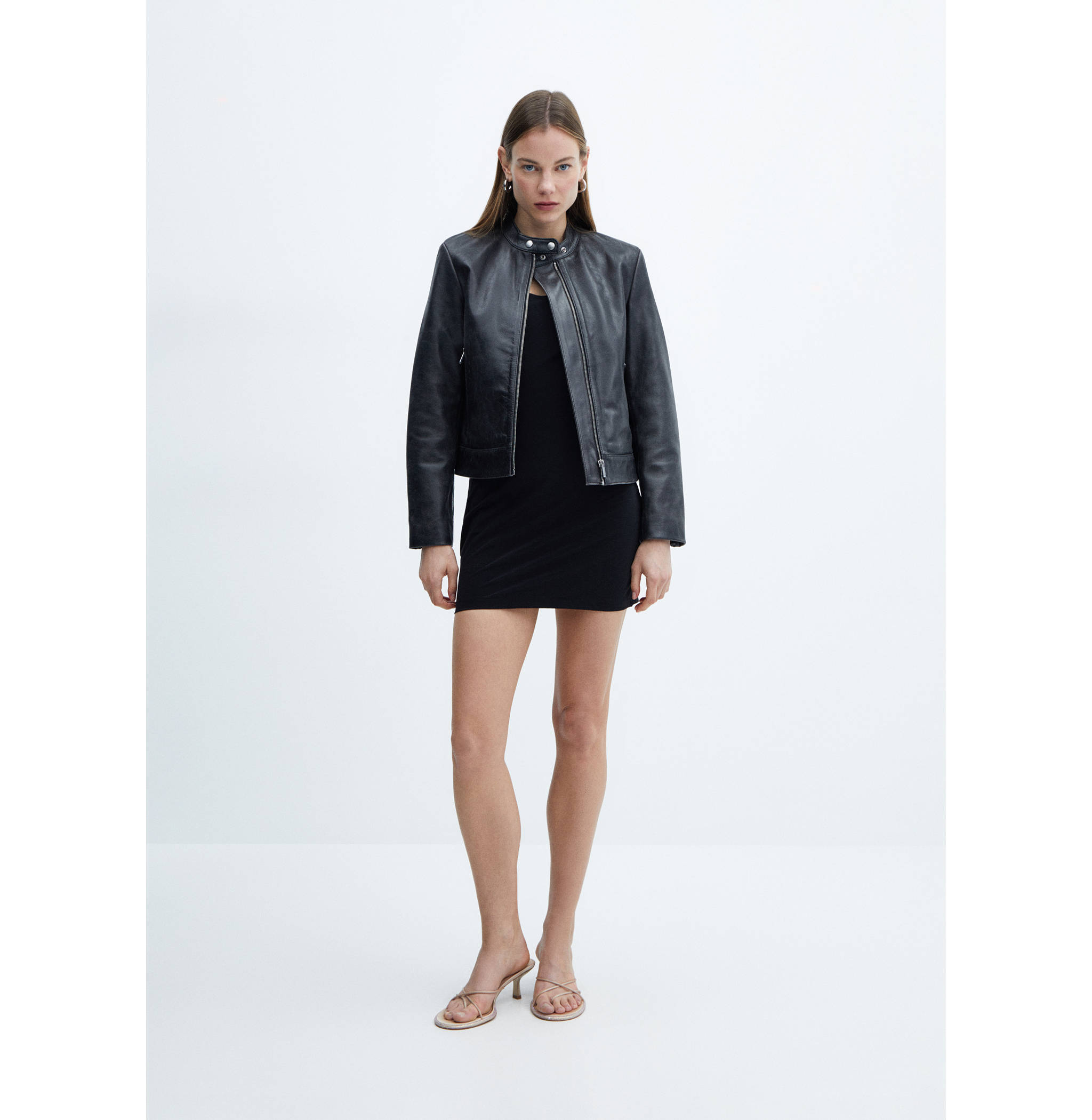 Short low-neck dress - General plane