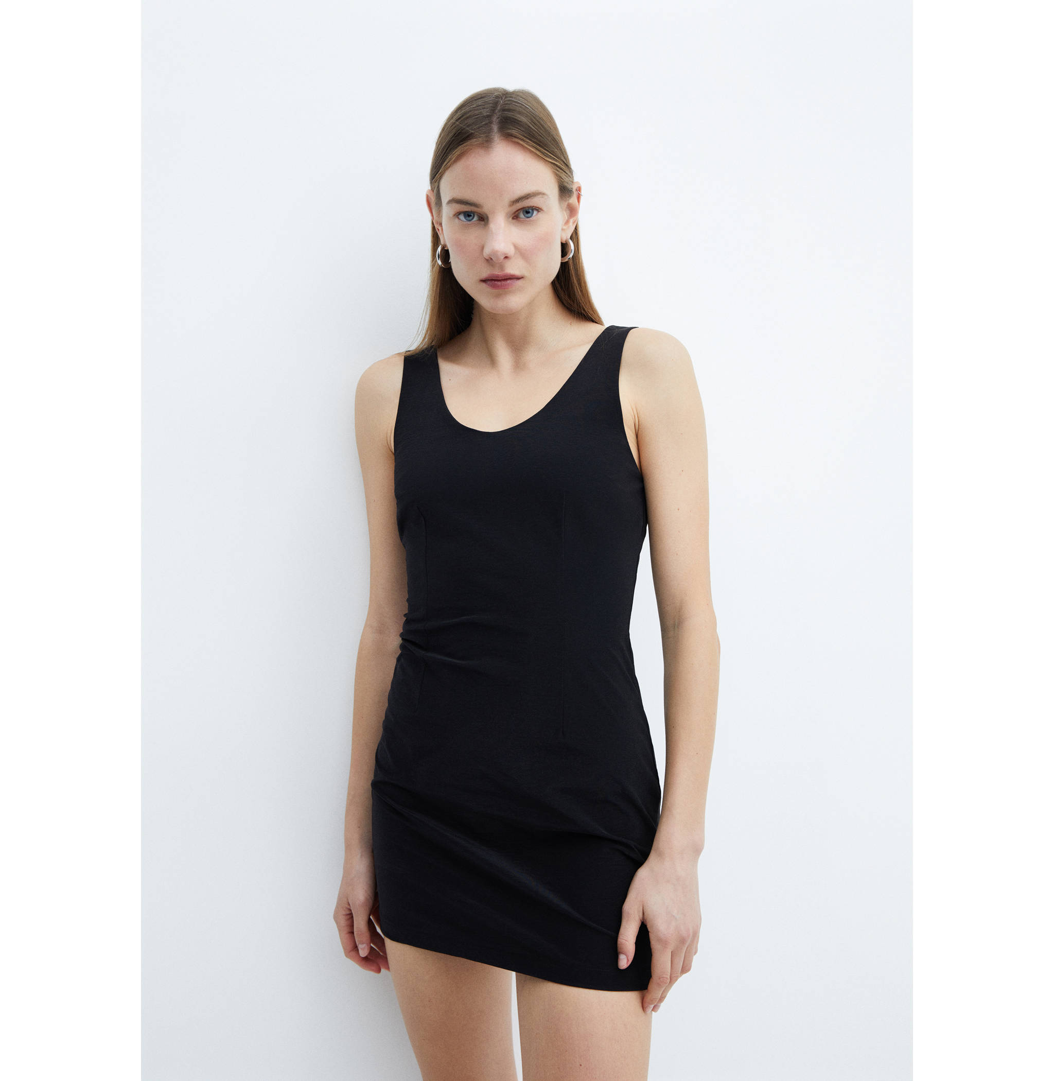 Short low-neck dress - Medium plane