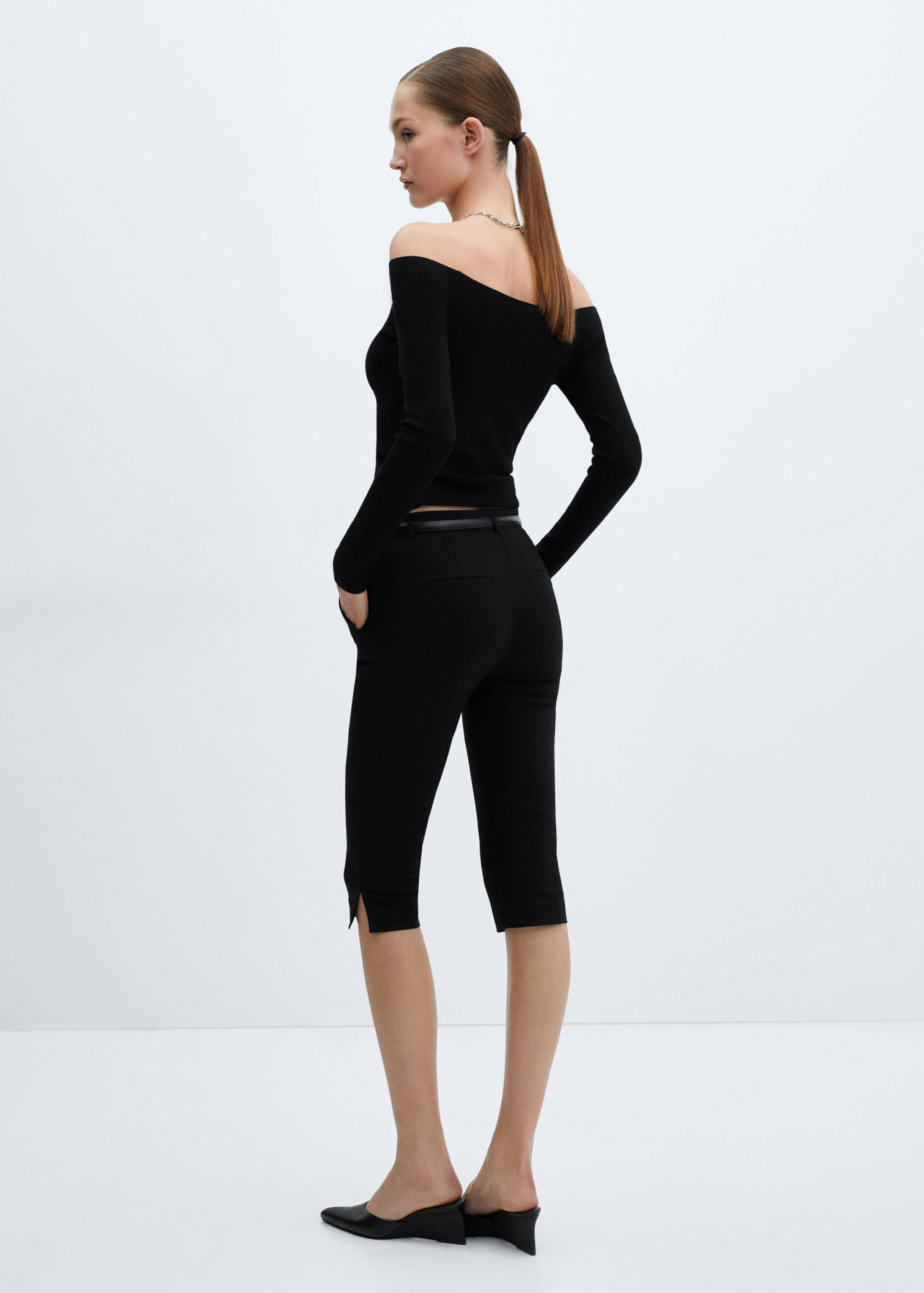 Capri pants with belt - Reverse of the article