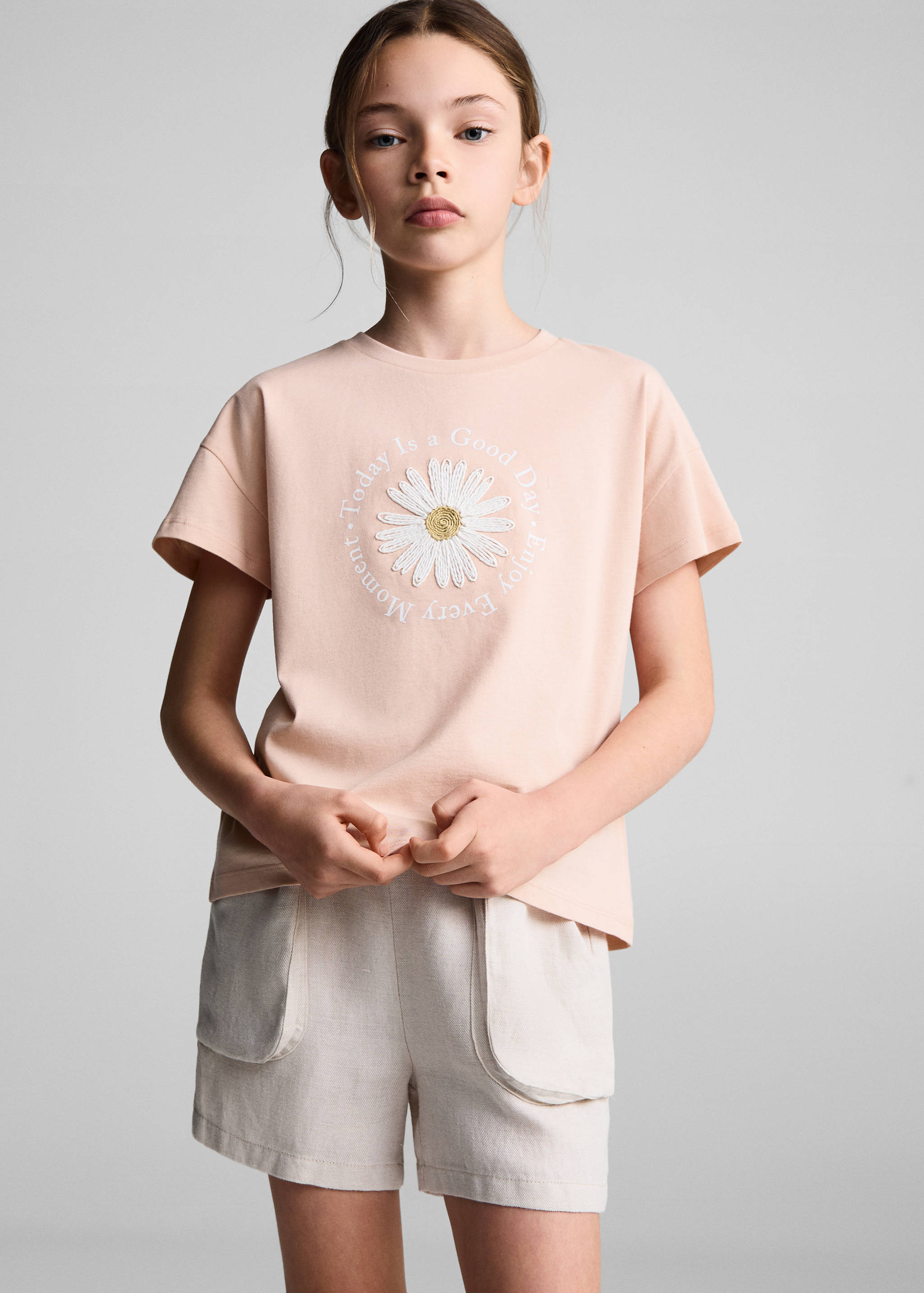 Camiseta flores relieve - Plano medio