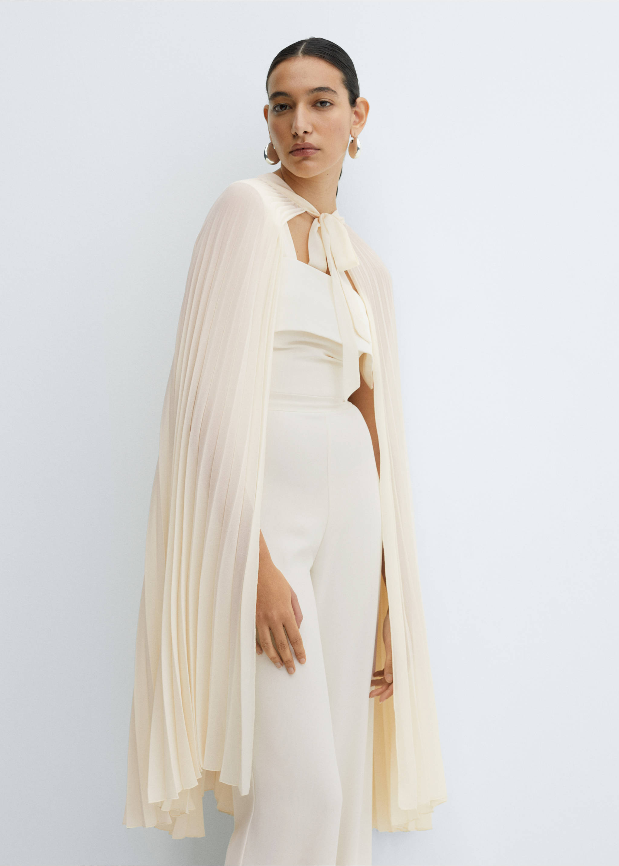Pleated cape with bow - Medium plane, Vanilla. Ref: 67086316-00.