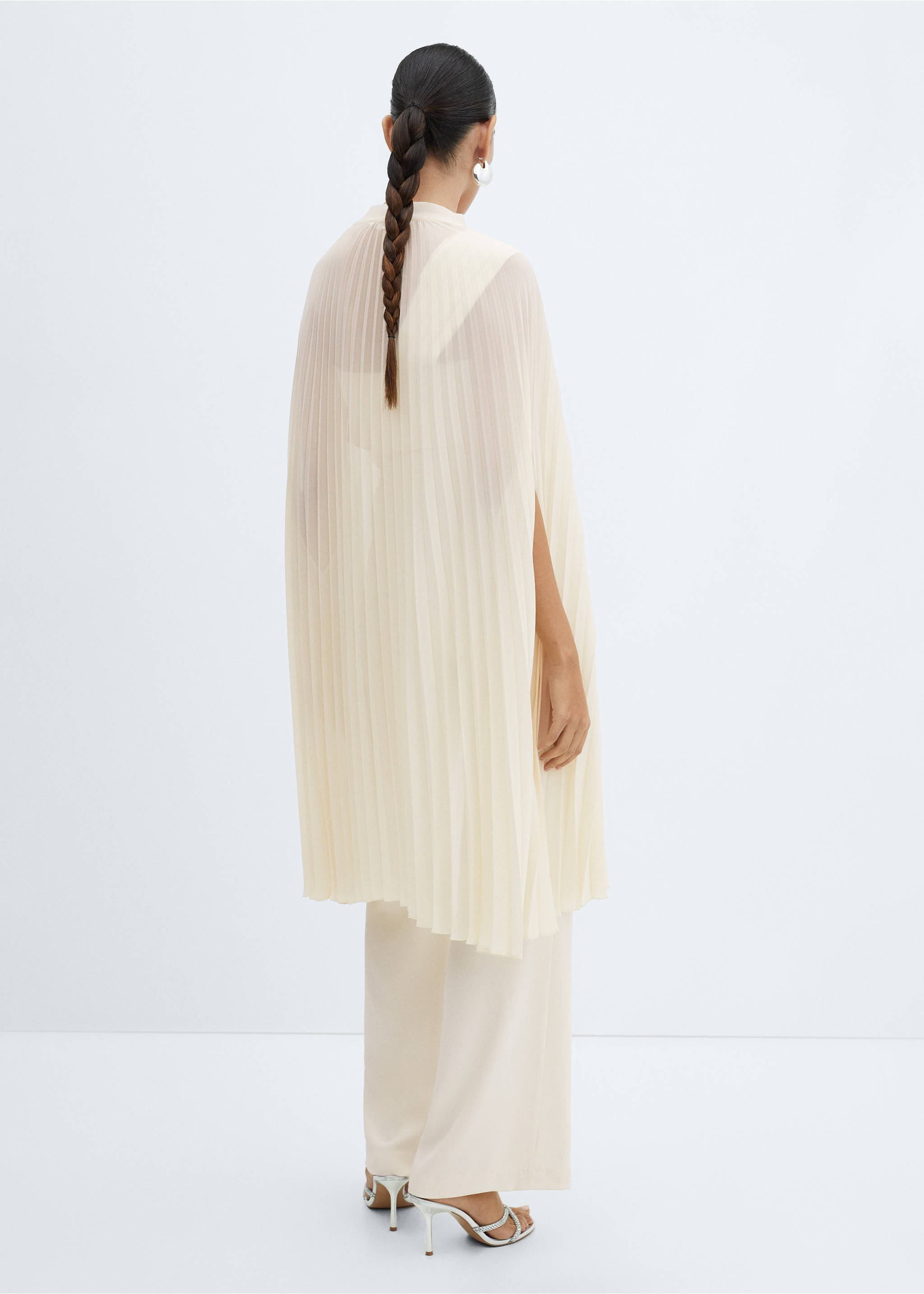 Pleated cape with bow - Reverse of the article, Vanilla. Ref: 67086316-00.