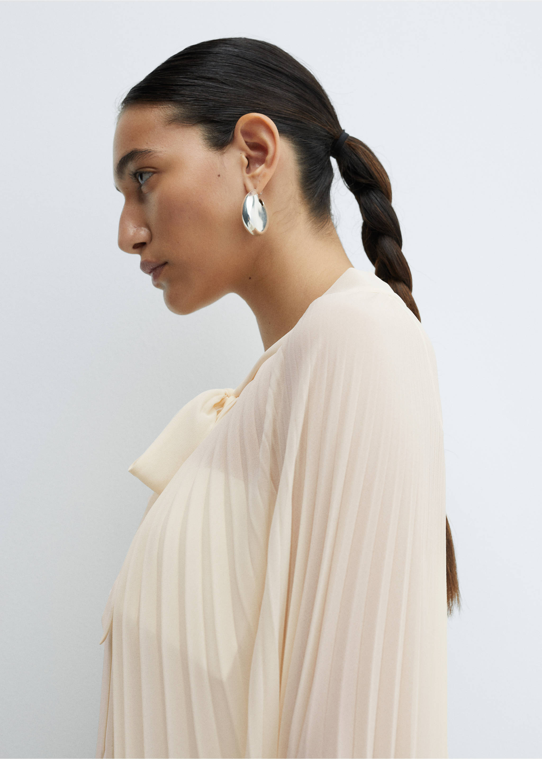 Pleated cape with bow - Details of the article 1, Vanilla. Ref: 67086316-00.