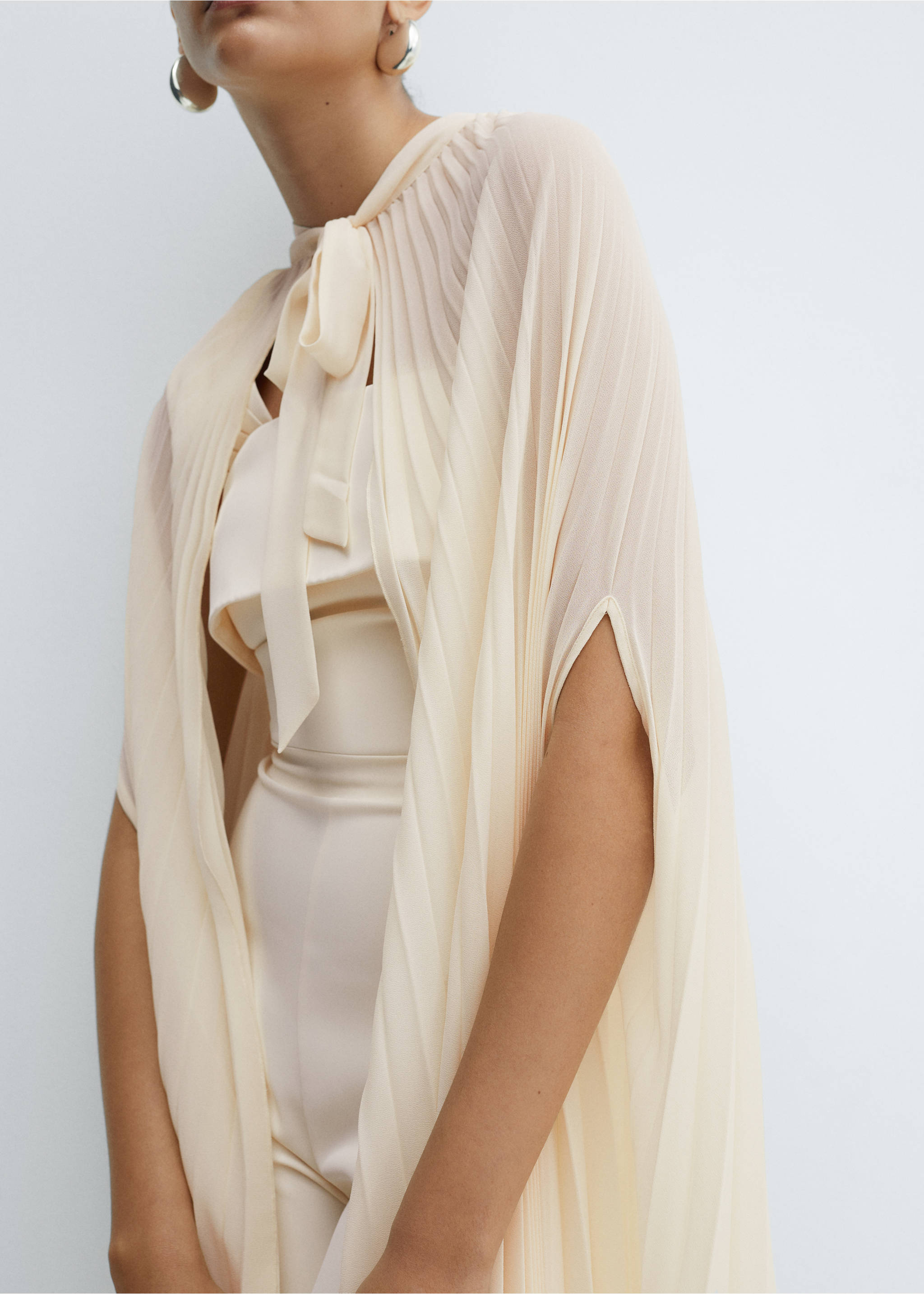 Pleated cape with bow - Details of the article 3, Vanilla. Ref: 67086316-00.
