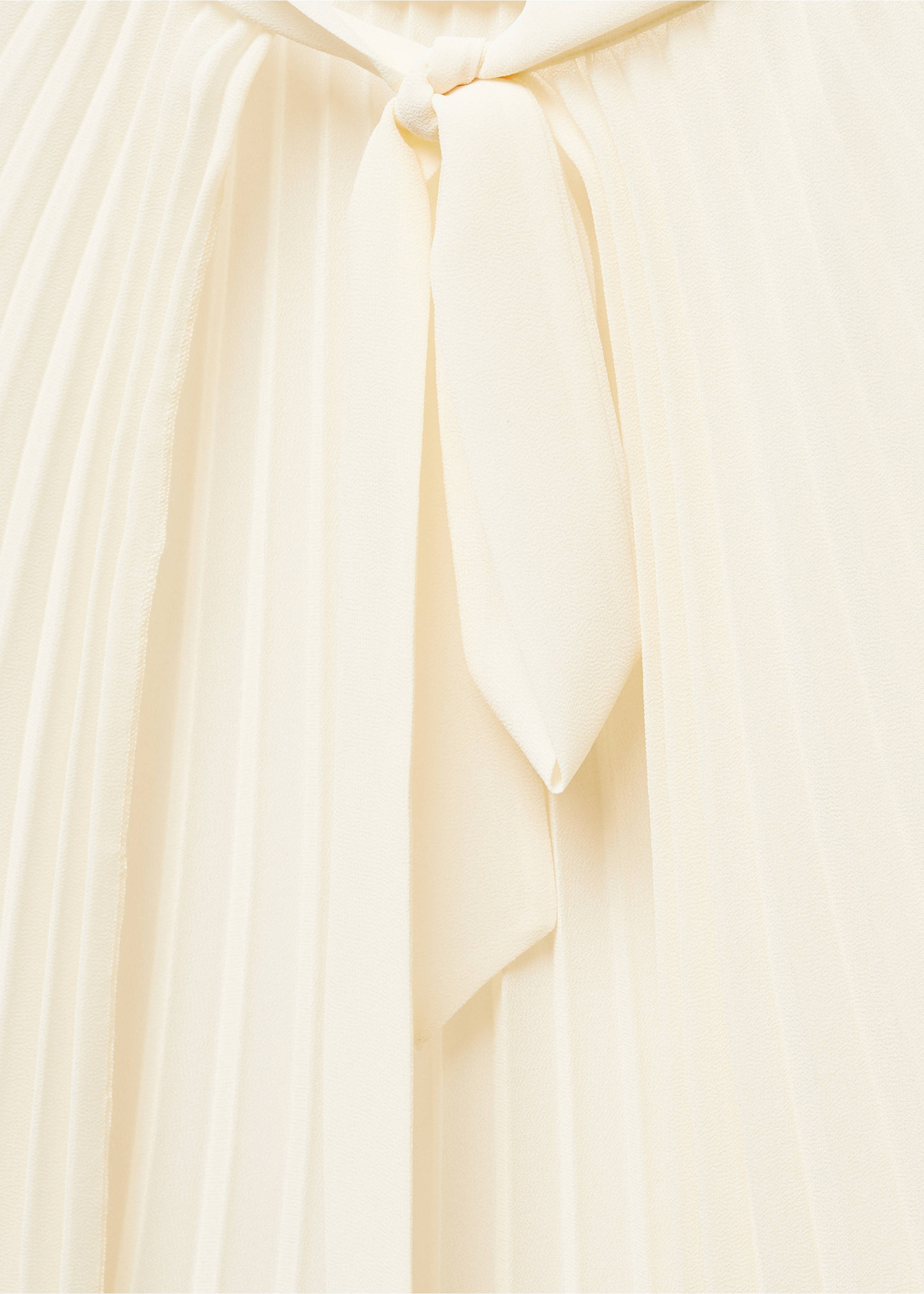 Pleated cape with bow - Details of the article 8, Vanilla. Ref: 67086316-00.