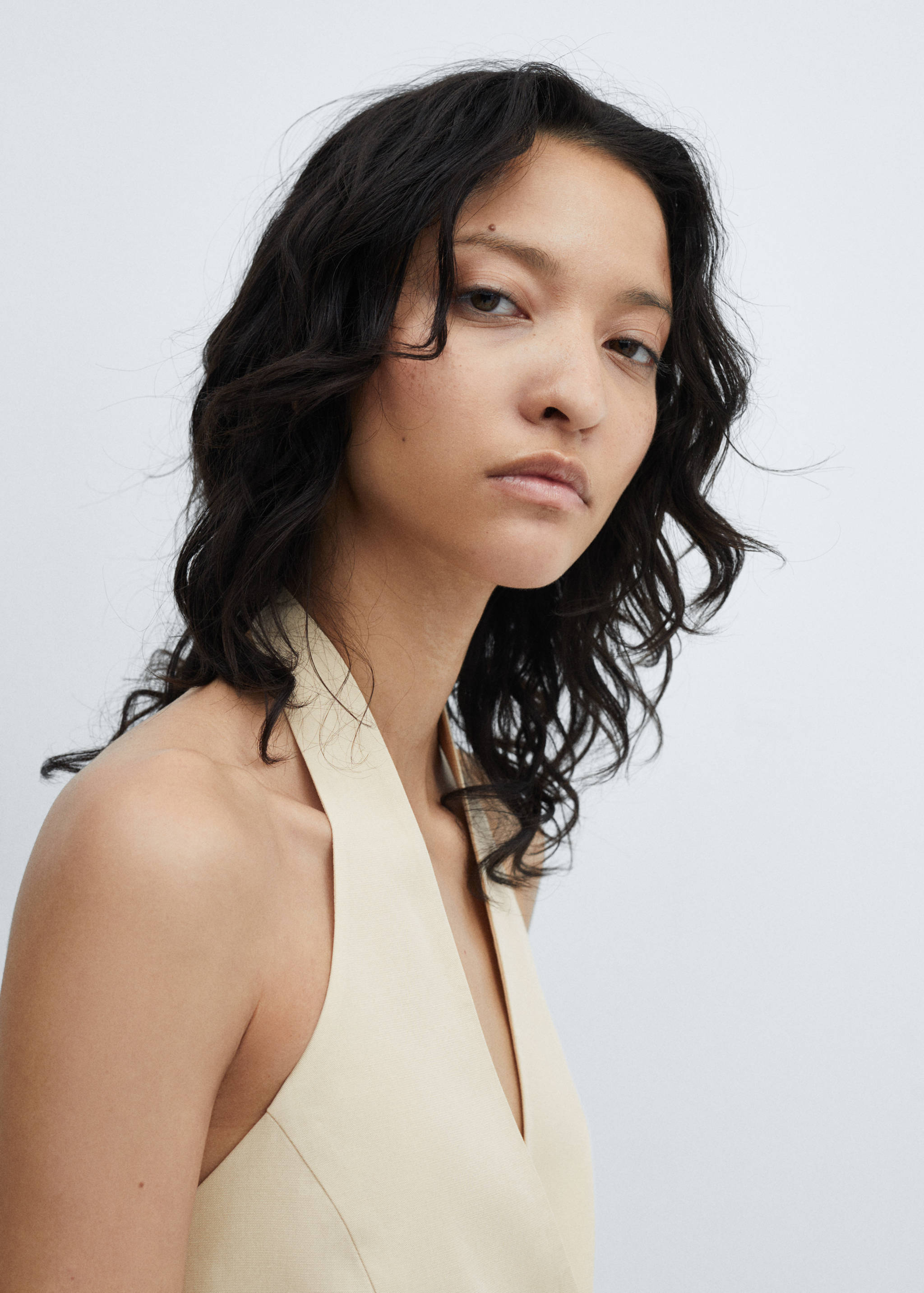 Жилет с коміром халтер з ліоцелу - Детальніше про товар 1