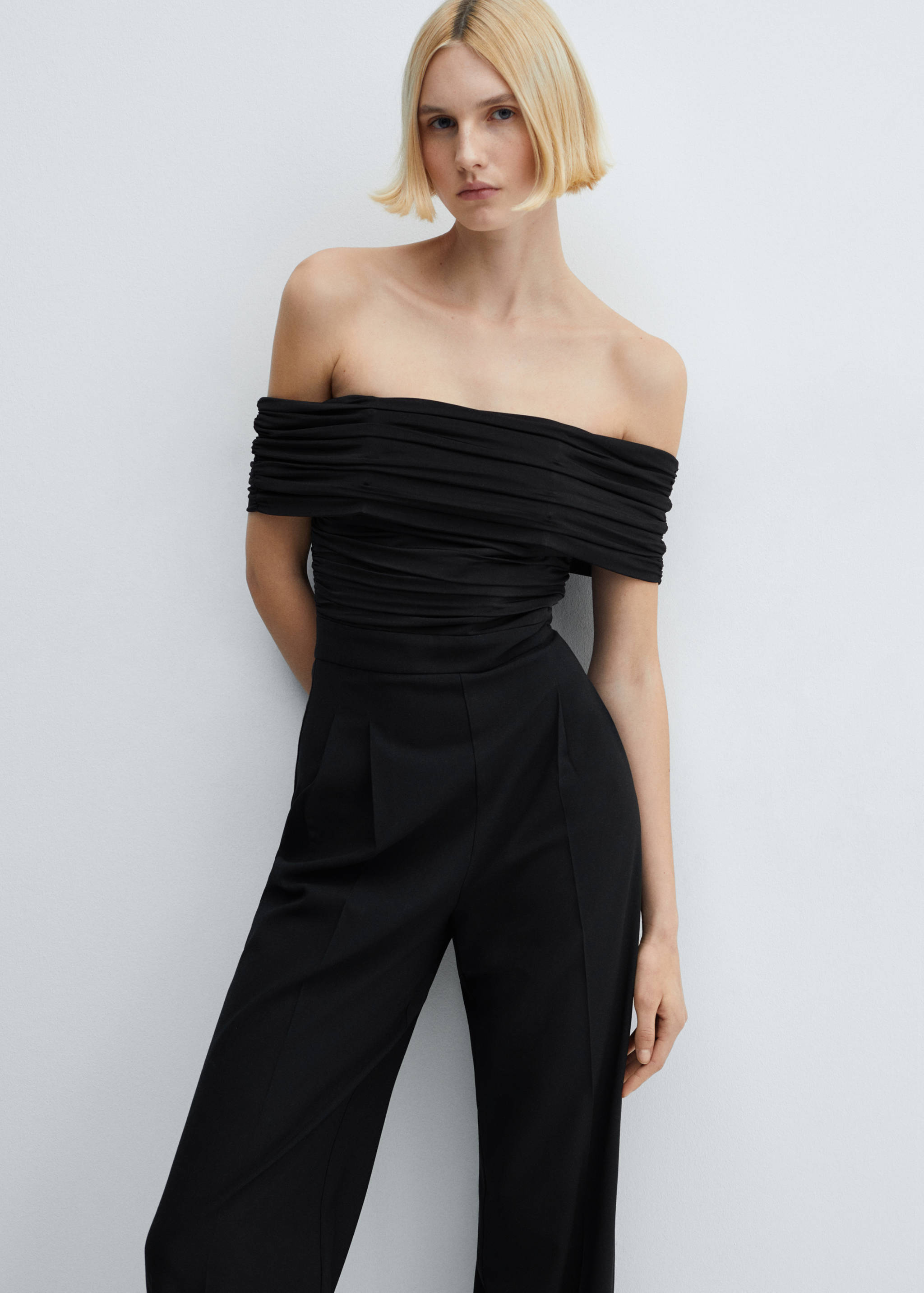 Off-the-shoulder jumpsuit with gathered detail - Medium plane