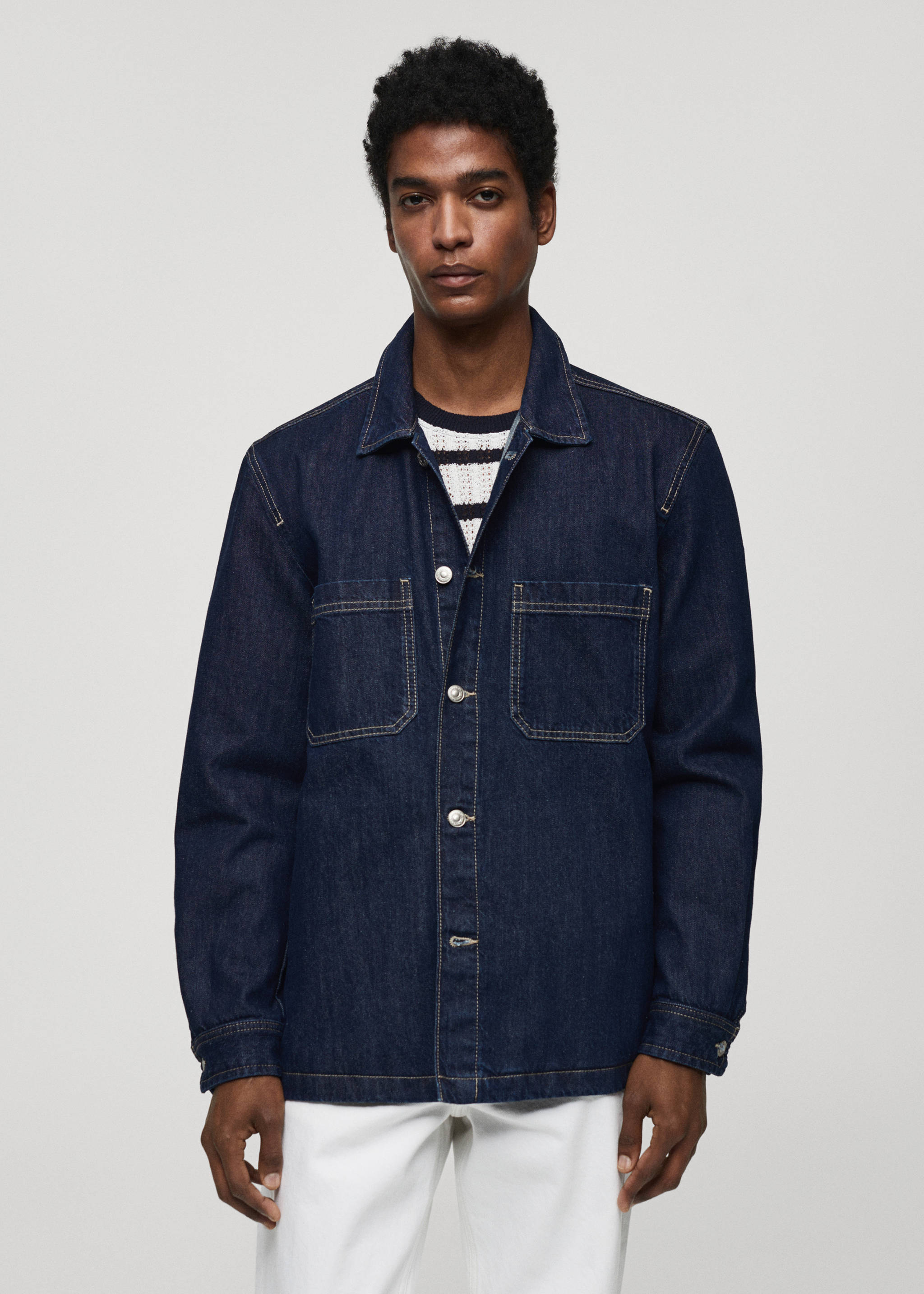 Sobrecamisa vaquera bolsillos - Plano medio