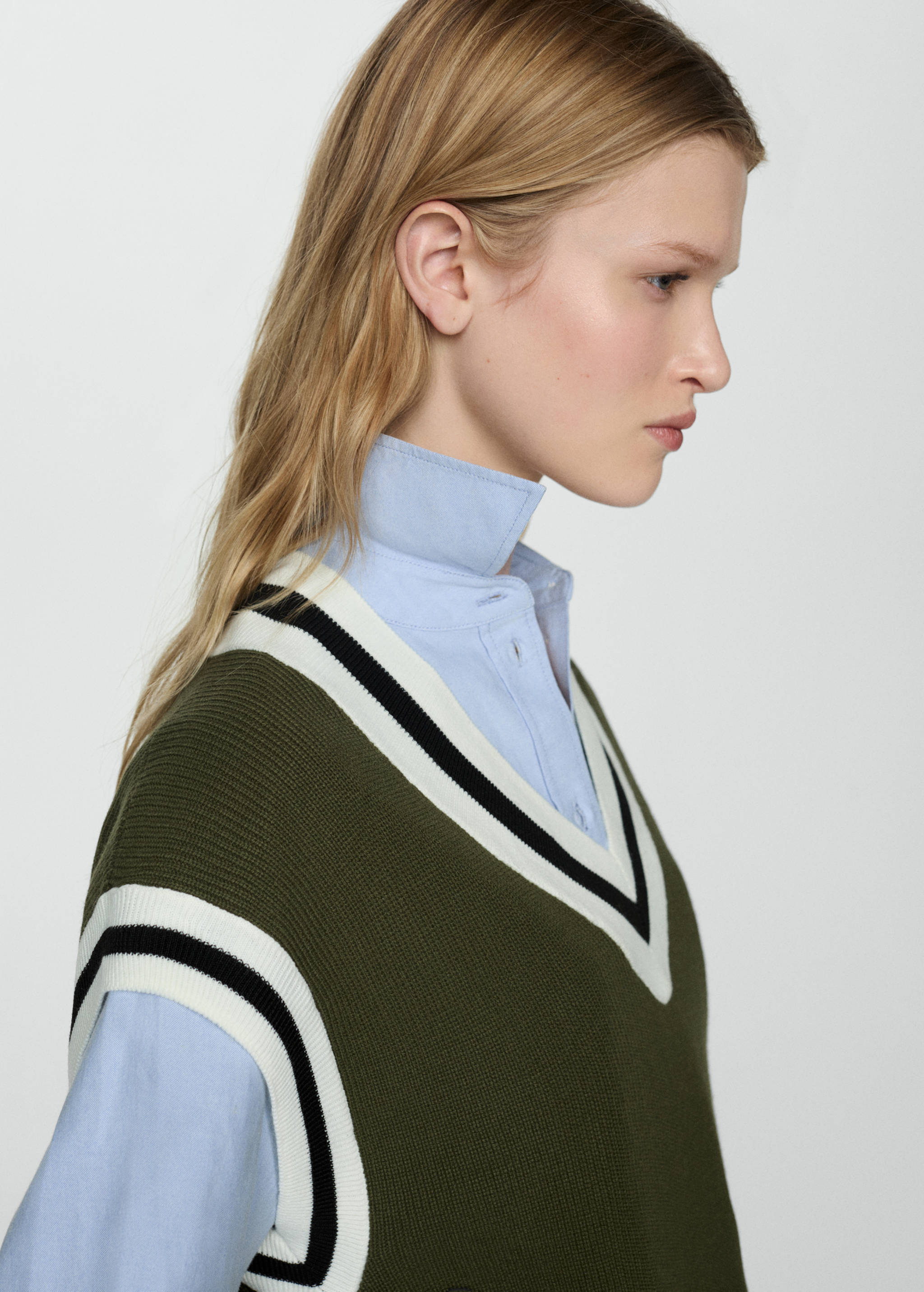 Contrast V-neck vest - Details of the article 1