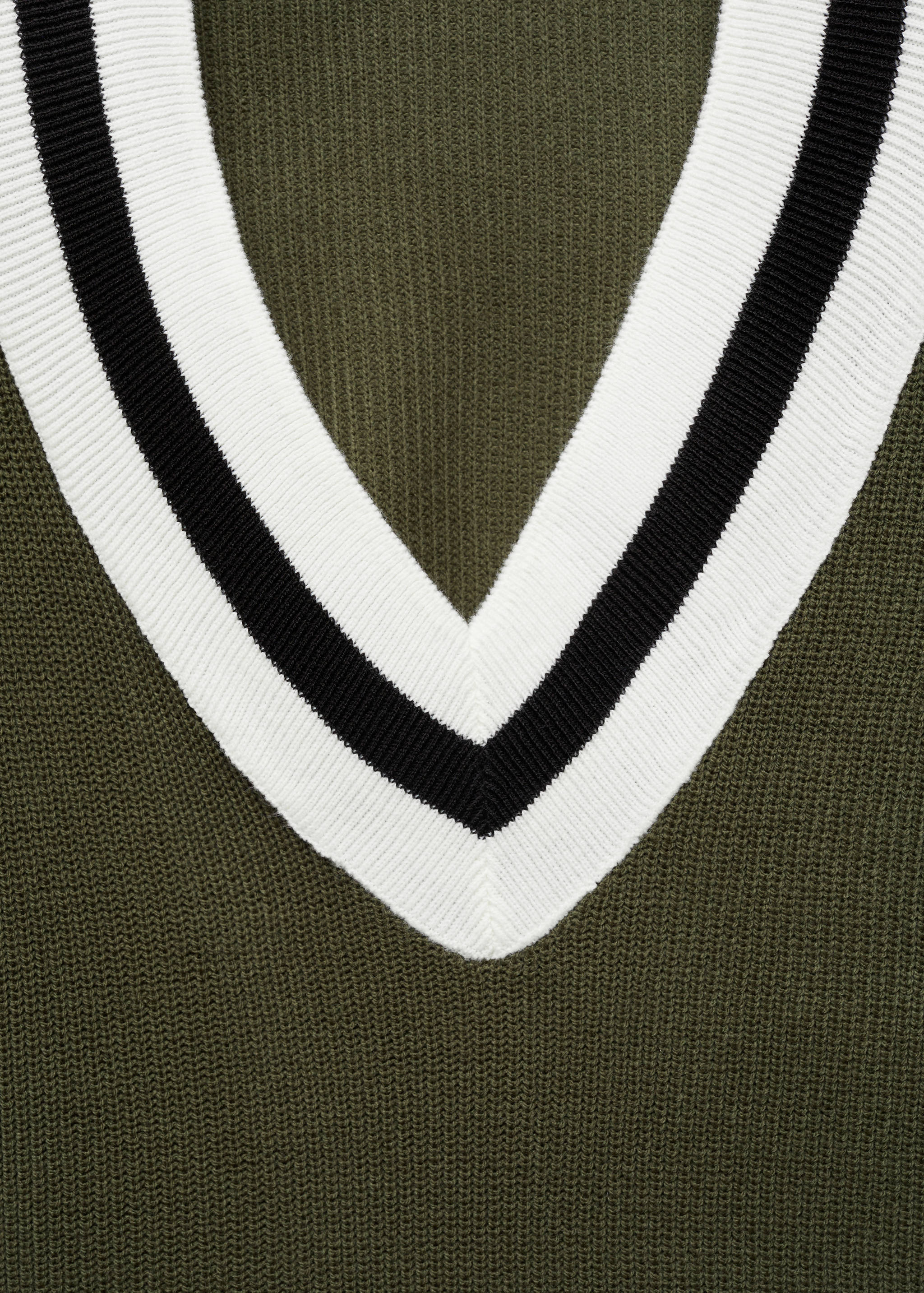 Contrast V-neck vest - Details of the article 8