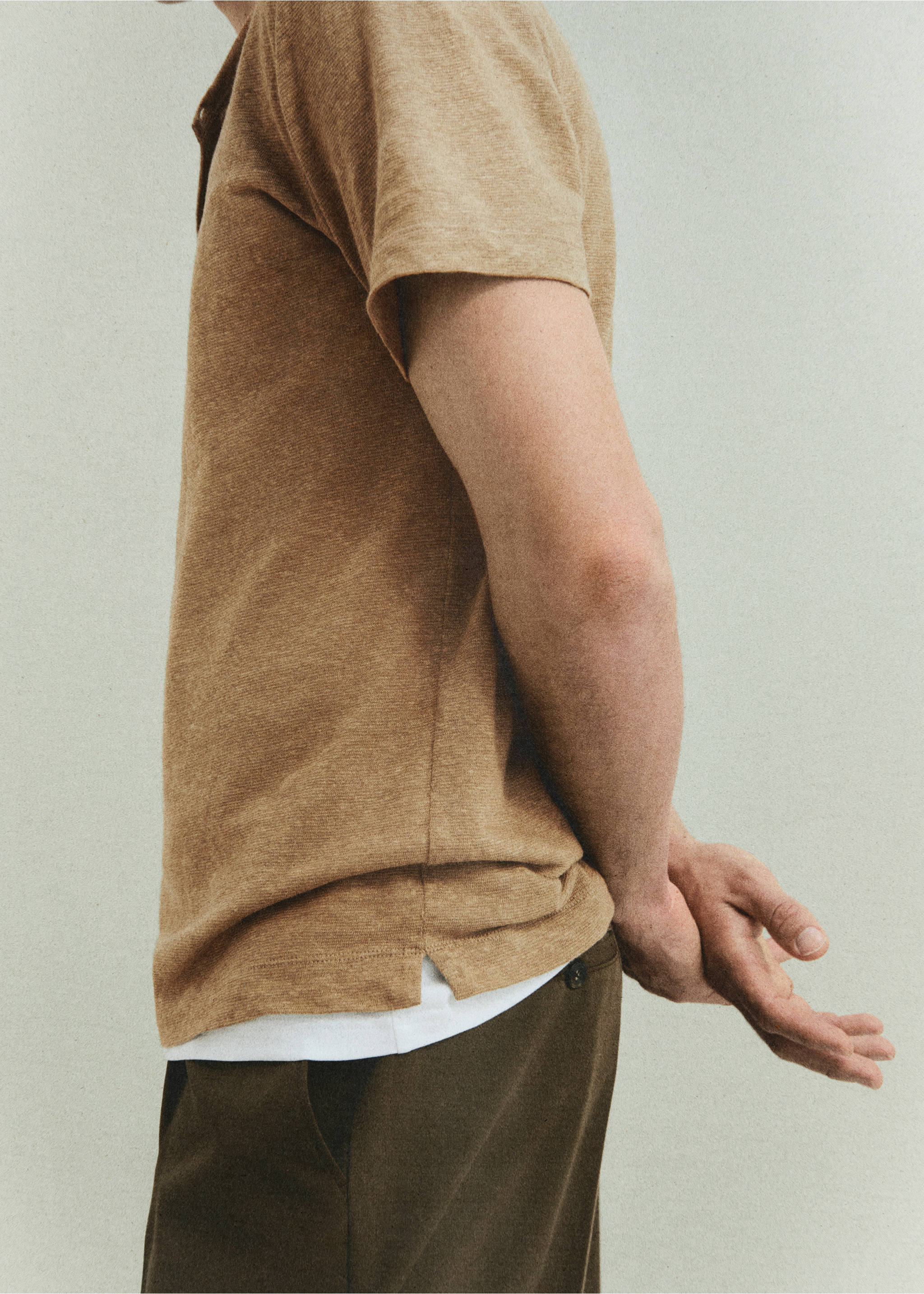 Slim-fit 100% linen t-shirt - Details of the article 3, Beige. Ref: 67087701-00.