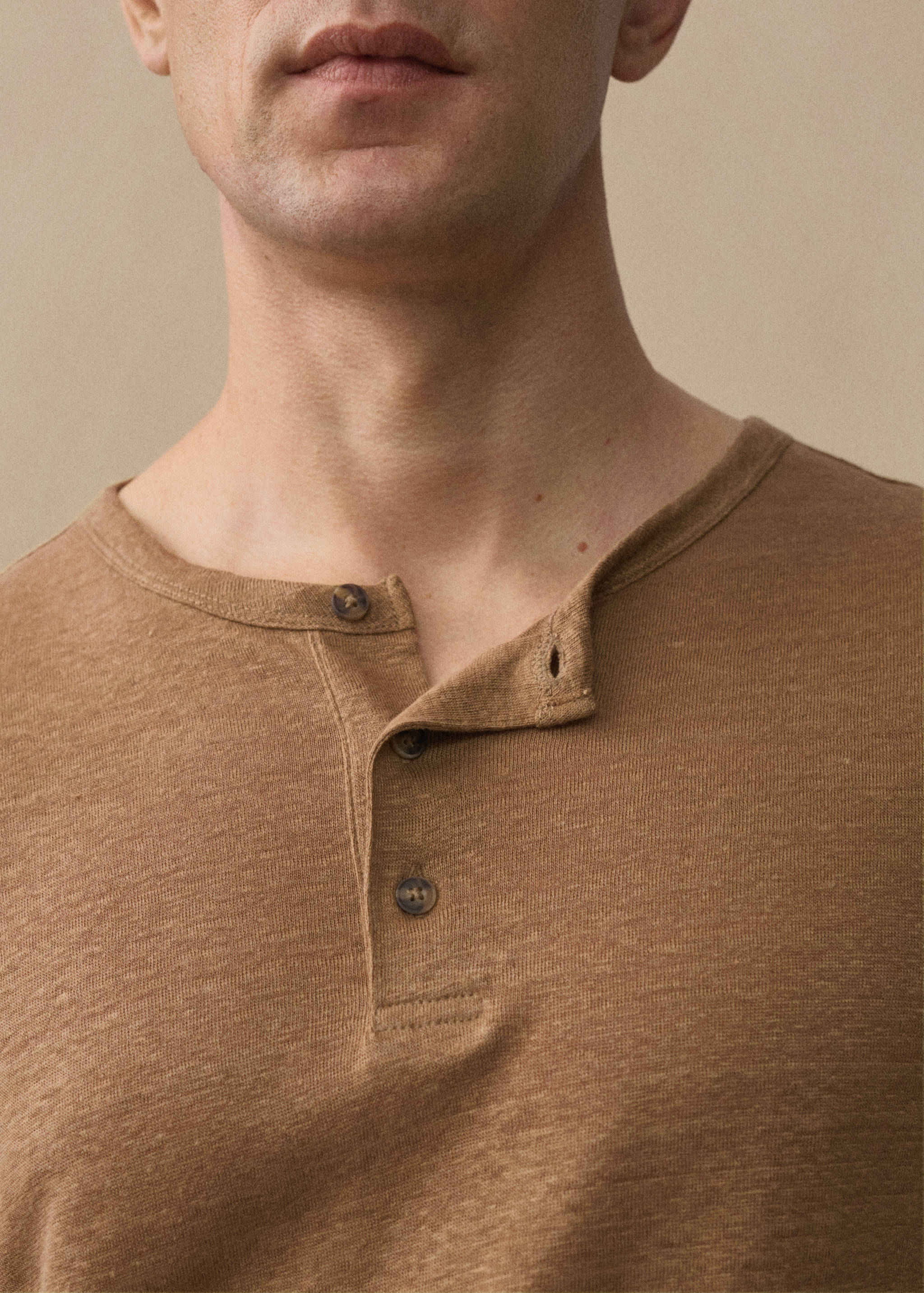 Slim-fit 100% linen t-shirt - Details of the article 5, Beige. Ref: 67087701-00.