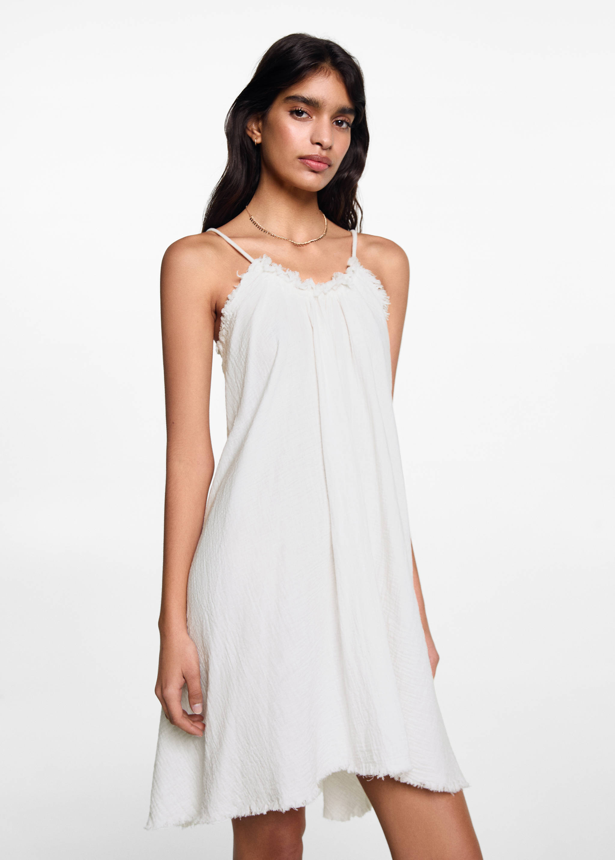 Vestido bainha desfiada - Plano médio