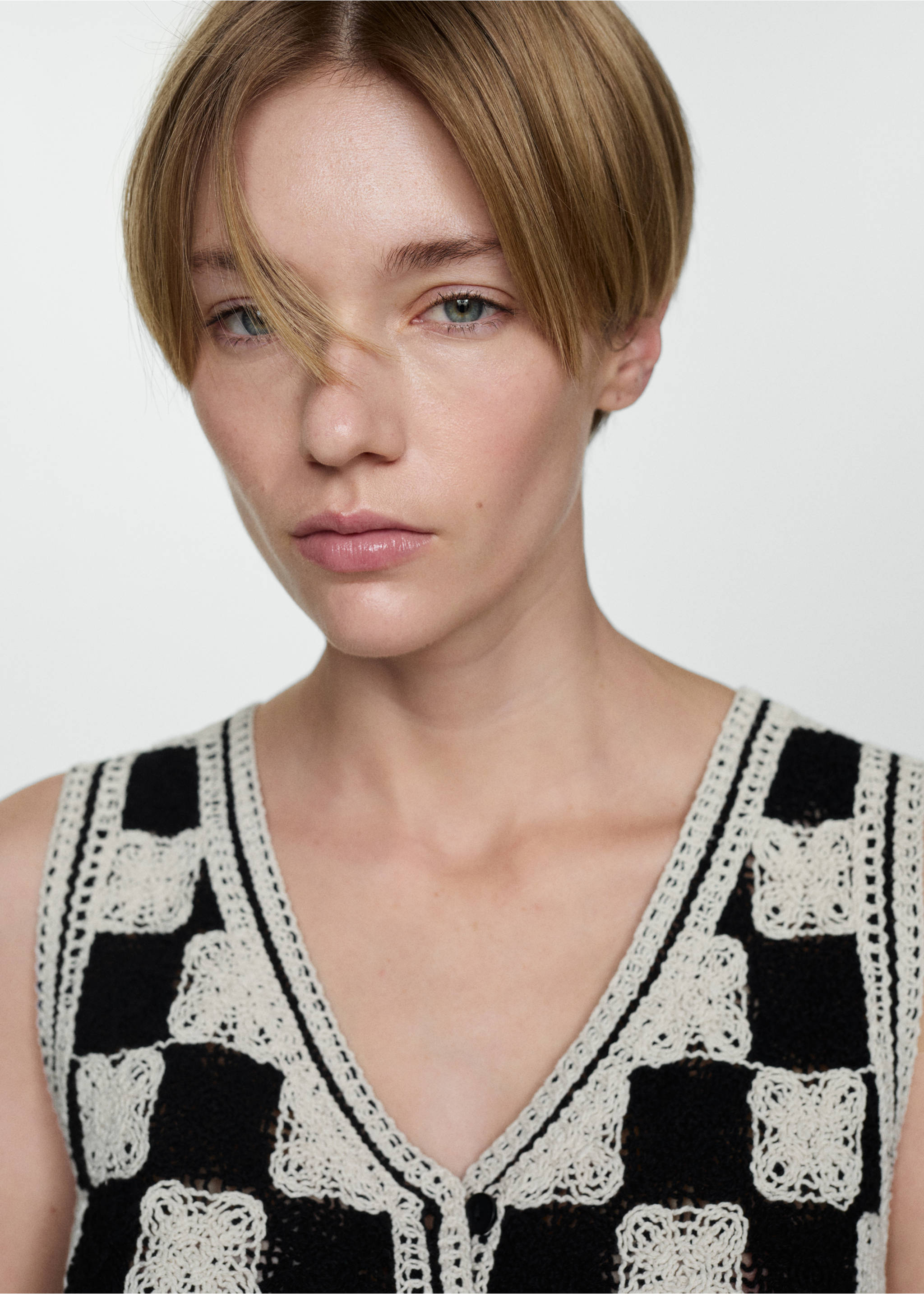 Combined crochet gilet - Details of the article 1, Black. Ref: 67088644-00.
