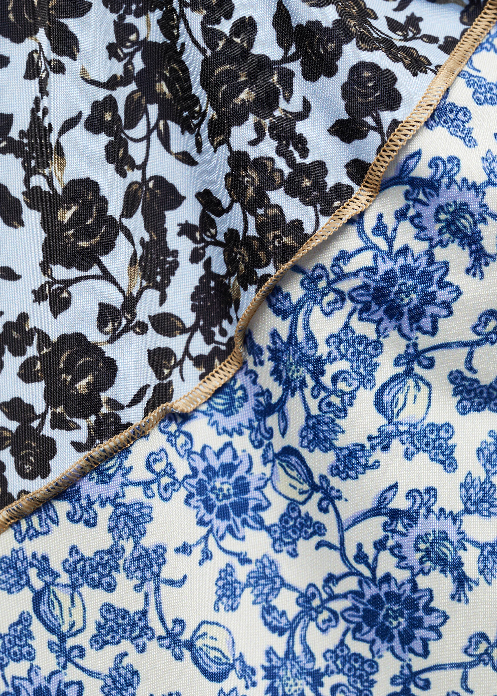 Printed top with contrast stitching - Details of the article 8