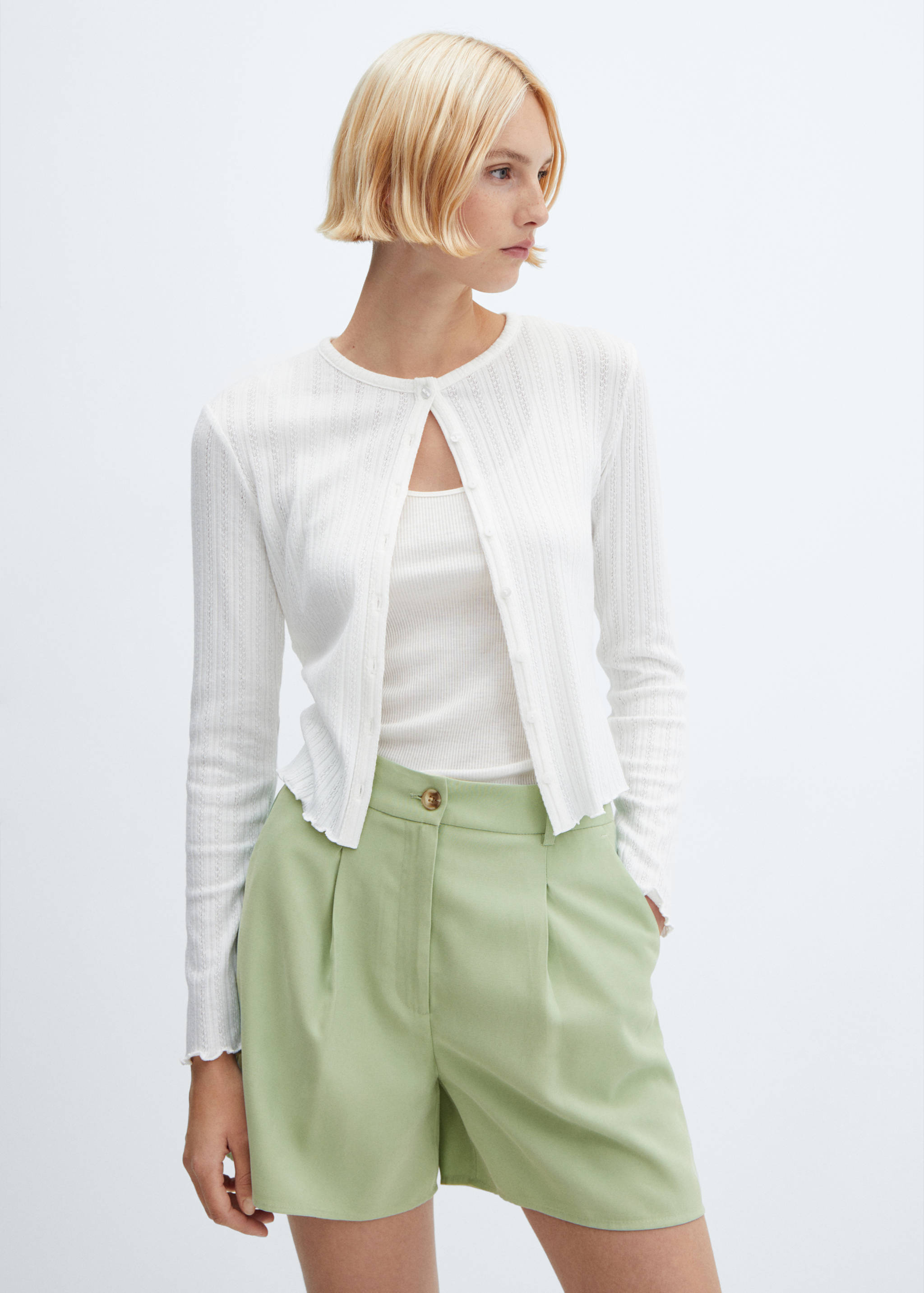 Shorts tiro alto pinzas - Plano medio