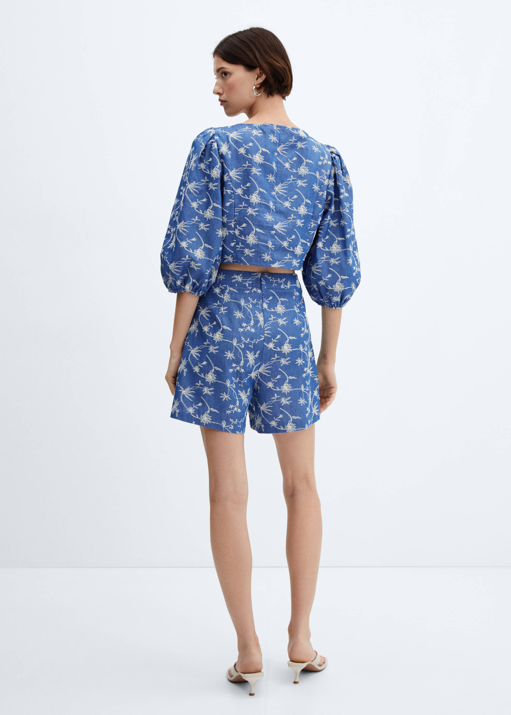 High-waisted embroidered shorts - Reverse of the article