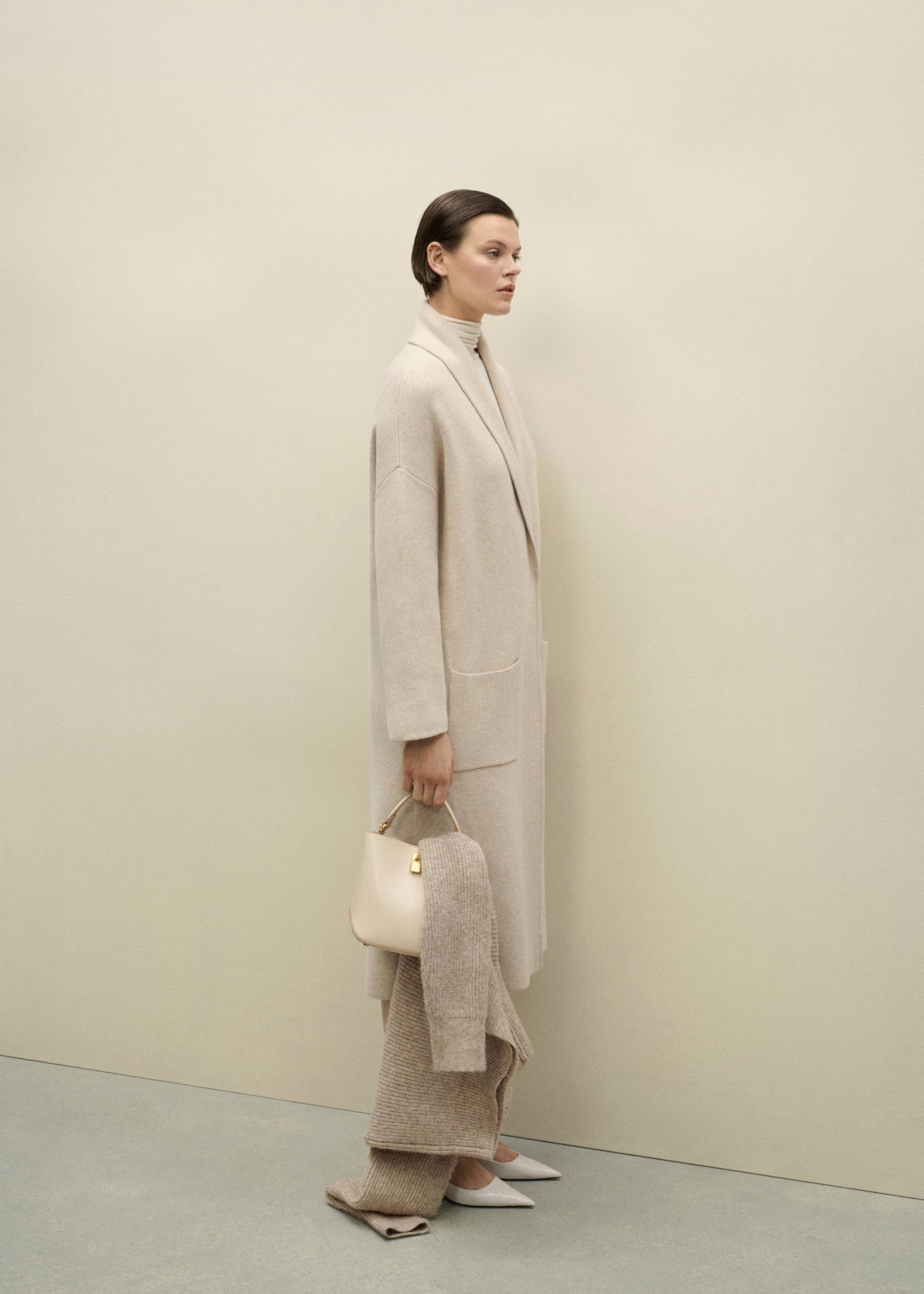 Oversized knitted coat with pockets - Details of the article 9