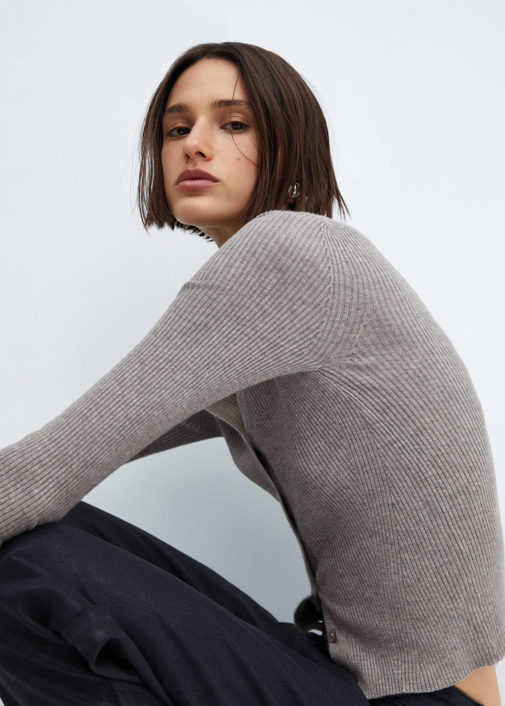 Cárdigan canalé cuello pico - Detalle del artículo 2