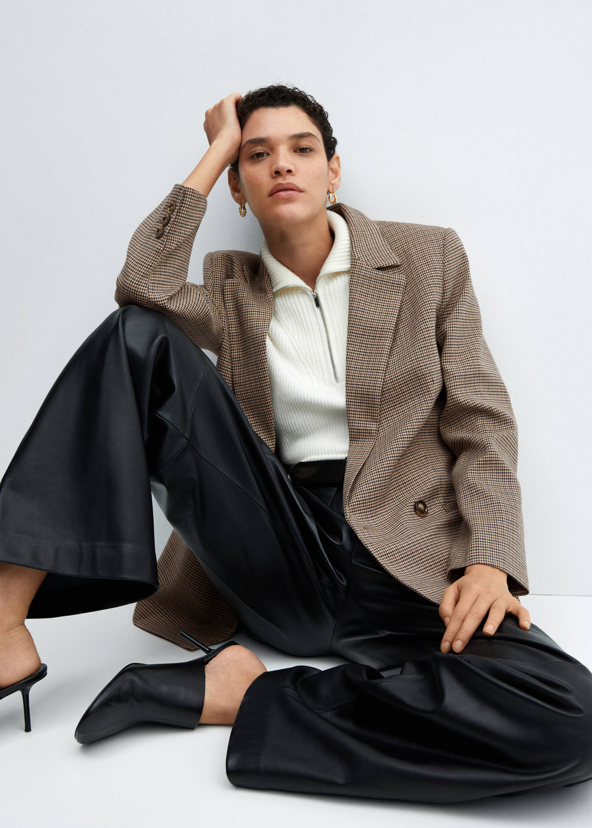 Double-breasted blazer with button - Details of the article 2